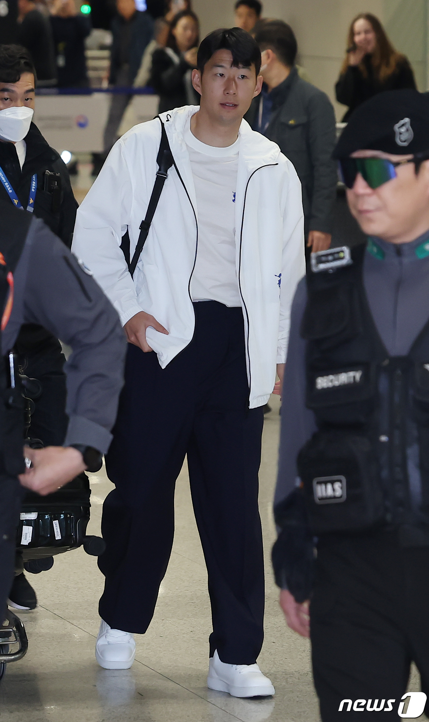 (인천공항=뉴스1) 김민지 기자 = 대한민국 축구대표팀 손흥민이 18일 오후 2026 북중미 월드컵 아시아 2차 예선 태국과의 2연전에 대비한 첫 훈련에 합류하기 위해 인천국제공항 …