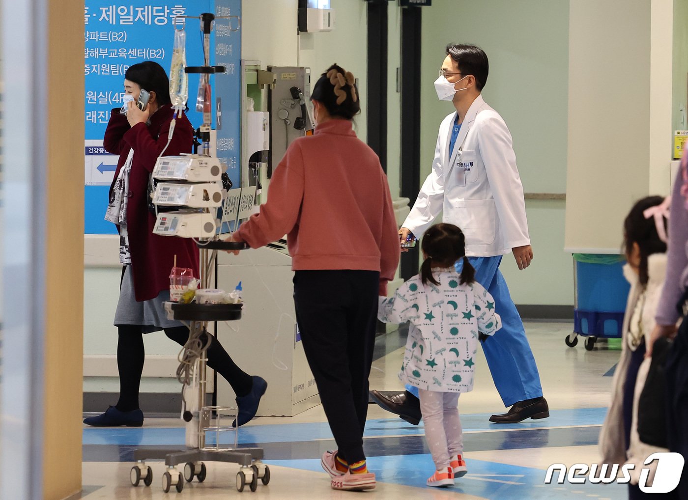 서울대학교 의과대학 교수협의회 비상대책위원회 소속 교수가 18일 서울 종로구 서울대학교병원 어린이병원에서 열린 비상대책위원회 총회에 참석하고 있다. 2024.3.18/뉴스1 ⓒ News1 김성진 기자