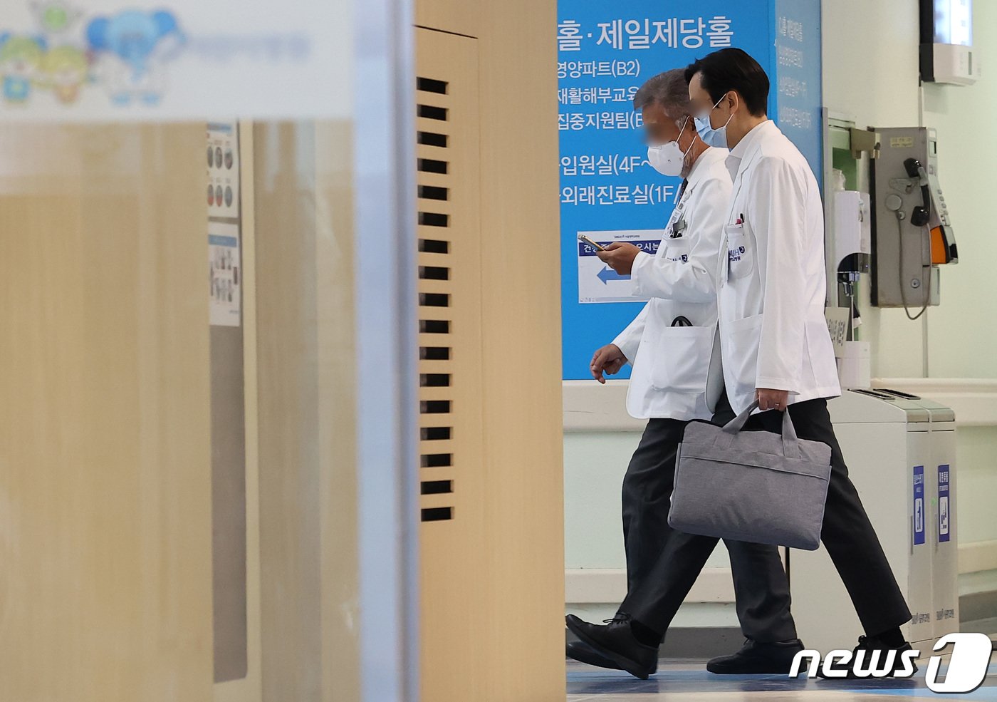 본문 이미지 - 서울대학교 의과대학 교수협의회 비상대책위원회 소속 교수들이 18일 서울 종로구 서울대학교병원 어린이병원에서 열린 비상대책위원회 총회에 참석하고 있다.  2024.3.18/뉴스1 ⓒ News1 김성진 기자