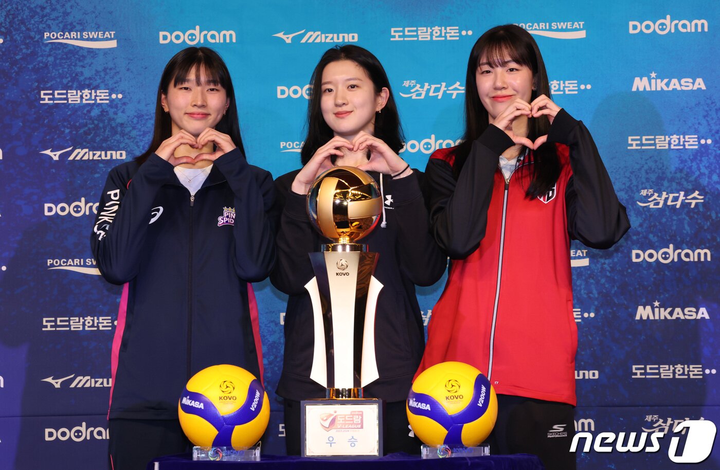 본문 이미지 - 여자배구 포스트시즌에 진출한 대표선수들이 18일 오후 서울 강남구 리베라 호텔에서 열린 2023-2024 V-리그 포스트시즌 미디어데이에서 포즈를 취하고 있다. 왼쪽부터 흥국생명 이주아, 현대건설 이다현, 정관장 정호영. 2024.3.18/뉴스1 ⓒ News1 박지혜 기자