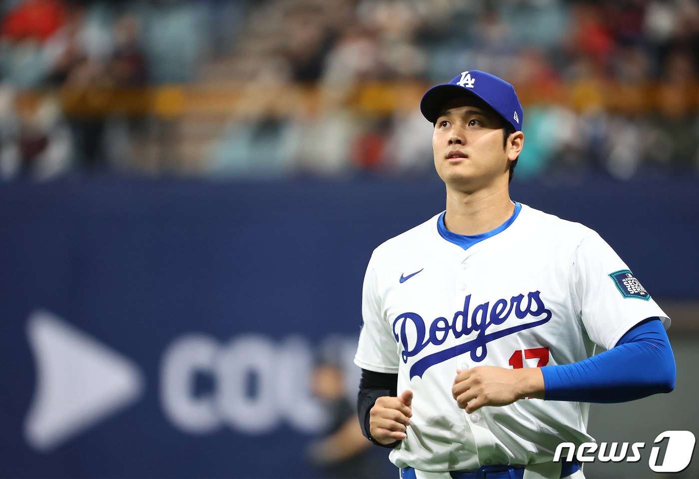 본문 이미지 - LA 다저스 오타니 쇼헤이가 18일 서울 구로구 고척스카이돔에서 MLB 서울시리즈 개막전을 앞두고 열린 팀 코리아와 LA 다저스의 스페셜 경기 시작 전 몸을 풀고 있다. (공동취재) 2024.3.18/뉴스1 ⓒ News1 김진환 기자