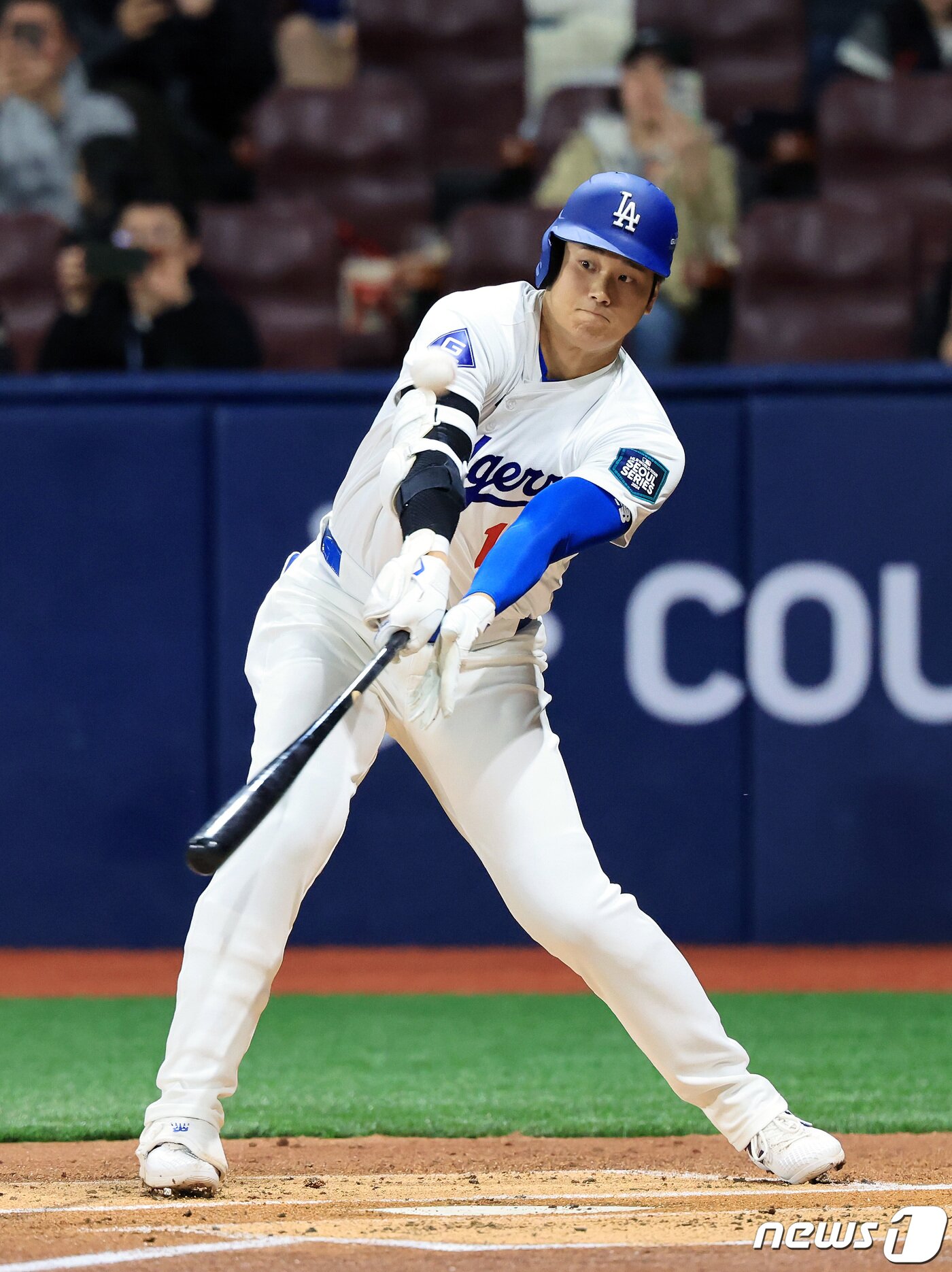 본문 이미지 - LA 다저스 오타니 쇼헤이가 18일 서울 고척스카이돔에서 열린 팀 코리아와 로스앤젤레스(LA) 다저스의 미국 프로야구(MLB) 서울시리즈 연습 경기, 1회말 무사 2루 상황 3루수 파울플라이를 때려내고 있다. 2024.3.18/뉴스1 ⓒ News1 김진환 기자