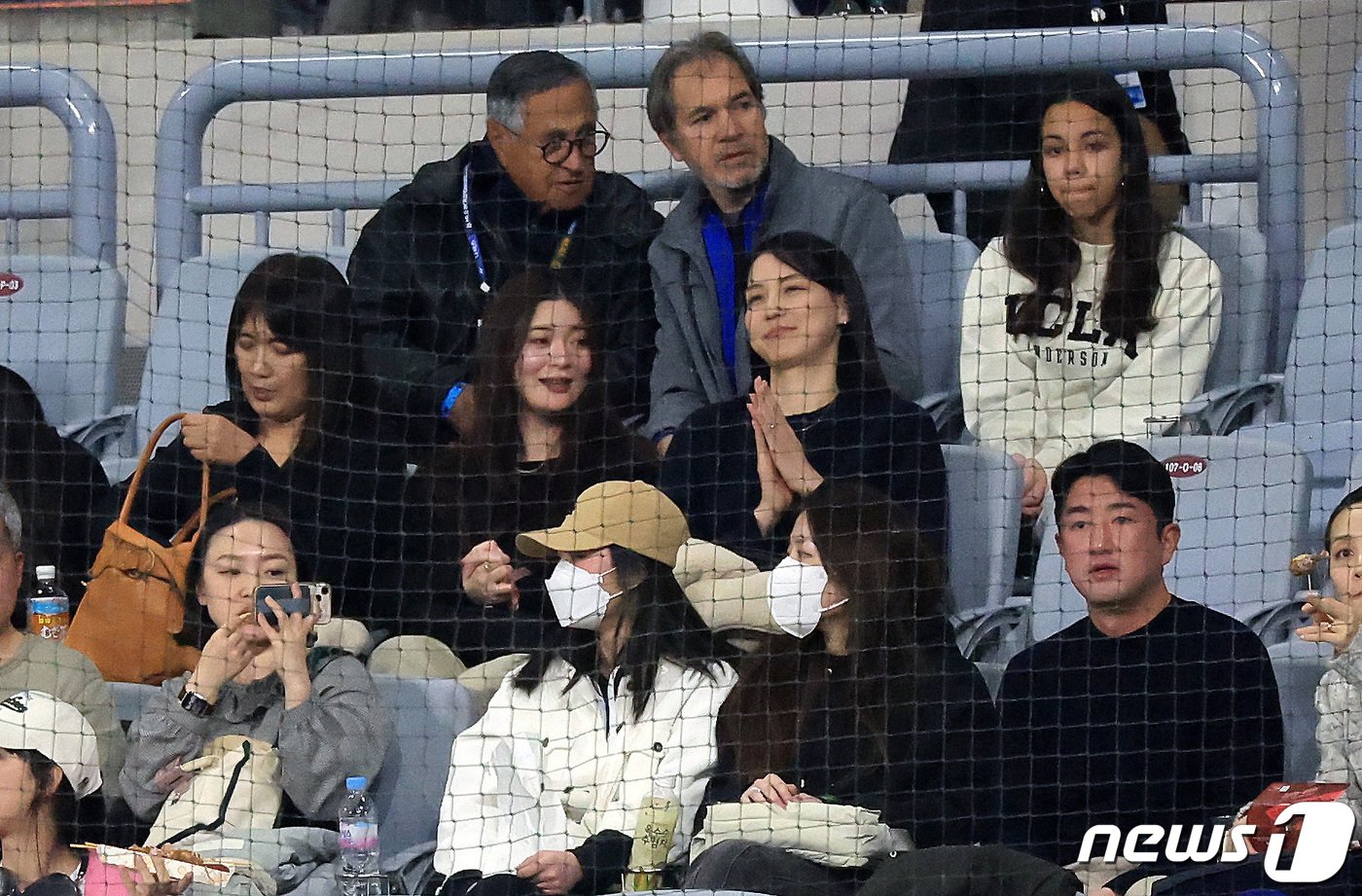 본문 이미지 - 18일 오후 서울 고척스카이돔에서 미국프로야구(MLB) 공식 개막시리즈를 앞두고 열린 로스앤젤레스(LA) 다저스 대 팀 코리아와의 연습 경기에서 다저스 오타니 쇼헤이가 타석에 들어서자 아내 다나카 마미코가 응원하고 있다. 2024.3.18/뉴스1 ⓒ News1 김진환 기자