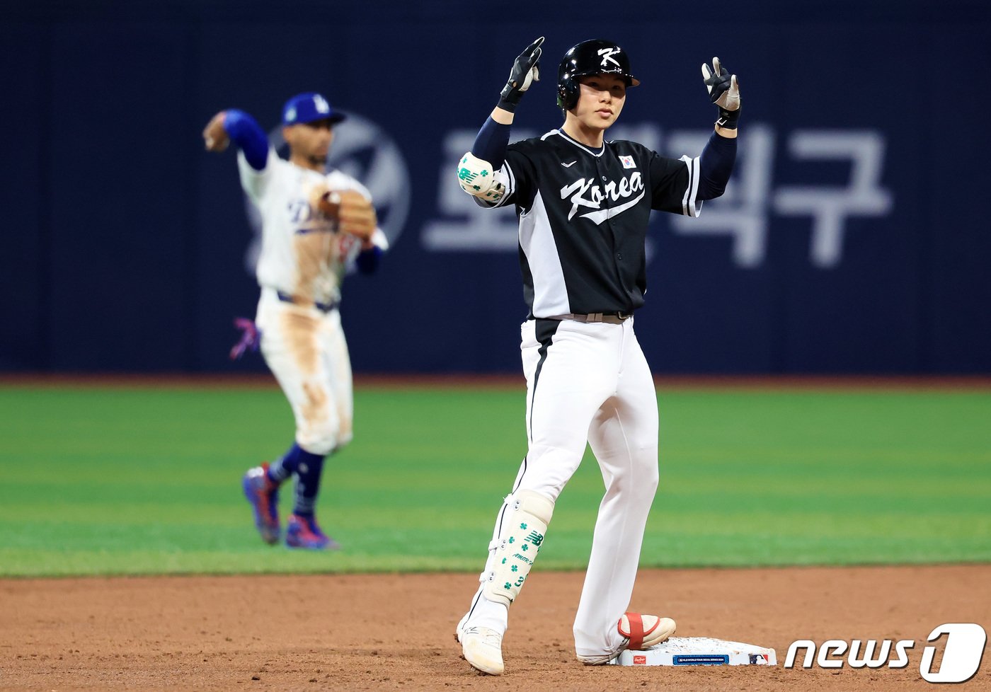 본문 이미지 - 18일 서울 고척스카이돔에서 열린 팀 코리아와 로스앤젤레스(LA) 다저스의 미국 프로야구(MLB) 서울시리즈 연습 경기, 3회초 무사 1루 팀 코리아 김혜성이 2루타를 때려낸 뒤 세리머니를 하고 있다. 2024.3.18/뉴스1 ⓒ News1 김진환 기자