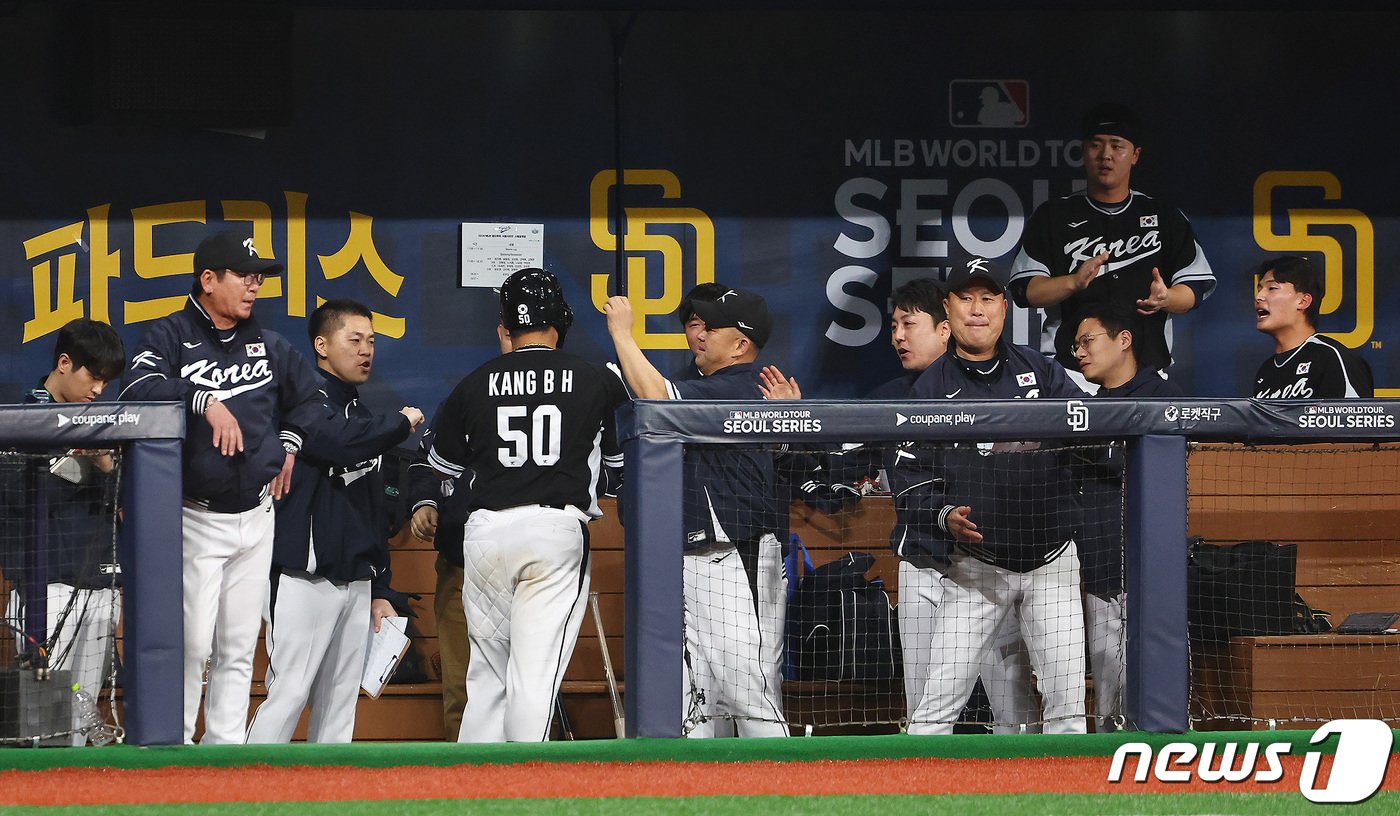 18일 서울 고척스카이돔에서 열린 팀 코리아와 로스앤젤레스&#40;LA&#41; 다저스의 미국 프로야구&#40;MLB&#41; 서울시리즈 연습 경기. 3회초 1사 3루 상황에서 역전 희생타를 날린 팀 코리아 강백호가 더그아웃으로 들어와 동료들의 축하를 받고 있다. &#40;공동취재&#41; 2024.3.18/뉴스1 ⓒ News1 김진환 기자