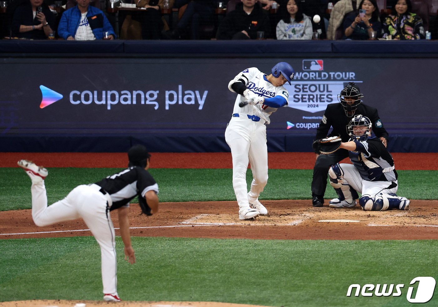 18일 서울 구로구 고척스카이돔에서 열린 MLB 서울시리즈 팀 코리아와 LA 다저스의 연습 경기, 3회말 무사 1루 상황, LA 오타니가 좌익수 뜬공을 때리고 있다. &#40;공동취재&#41; 2024.3.18/뉴스1 ⓒ News1 김진환 기자