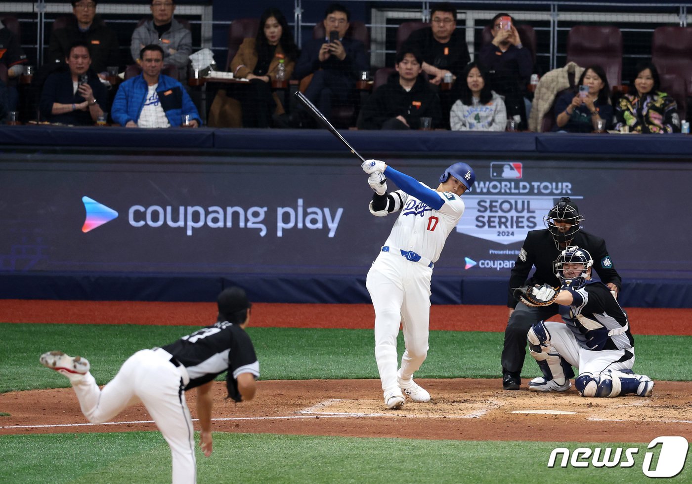 18일 서울 구로구 고척스카이돔에서 열린 MLB 서울시리즈 팀 코리아와 LA 다저스의 연습 경기, 3회말 무사 1루 상황, LA 오타니가 좌익수 뜬공을 때리고 있다. &#40;공동취재&#41; 2024.3.18/뉴스1 ⓒ News1 김진환 기자