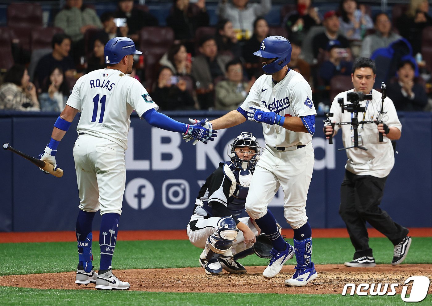 18일 서울 고척스카이돔에서 열린 팀 코리아와 로스앤젤레스&#40;LA&#41; 다저스의 미국 프로야구&#40;MLB&#41; 서울시리즈 연습 경기. 7회말 LA 다저스 선두타자 크리스 테일러가 솔로홈런을 친 뒤 홈으로 들어오며 미겔 로하스의 축하를 받고 있다. &#40;공동취재&#41; 2024.3.18/뉴스1 ⓒ News1 김진환 기자