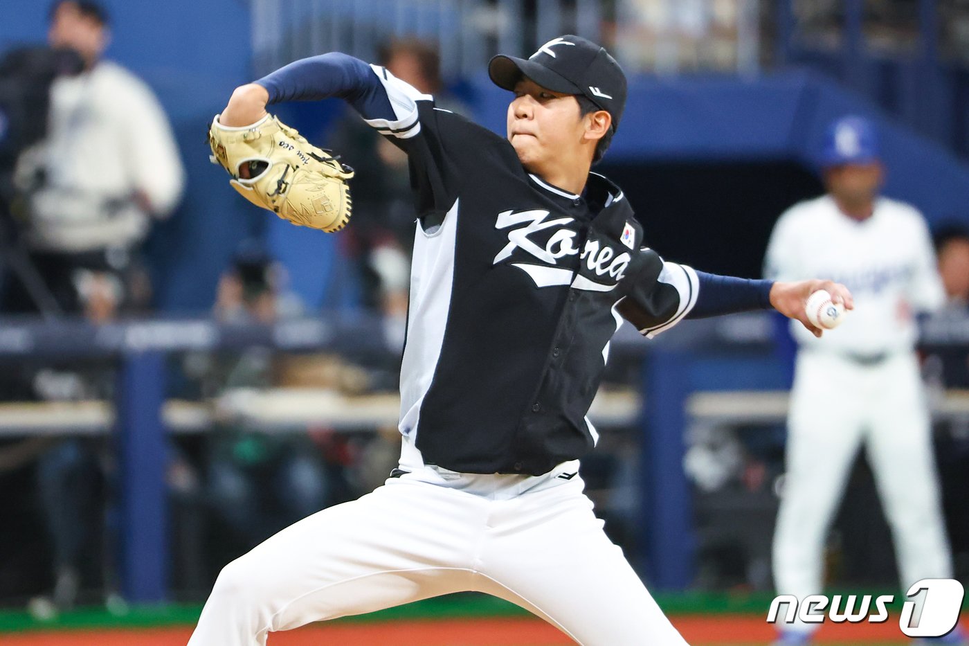 18일 오후 서울 구로구 고척스카이돔에서 미국프로야구&#40;MLB&#41; 공식 개막시리즈를 앞두고 열린 로스앤젤레스 다저스&#40;LA&#41;와 팀코리아의 경기, 6회말 2사 주자 없는 상황 팀코리아 황준서가 LA 다저스 미겔 바르가스를 삼진으로 잡아내며 이닝을 마무리하고 있다. &#40;공동취재&#41; 2024.3.18/뉴스1 ⓒ News1 김진환 기자