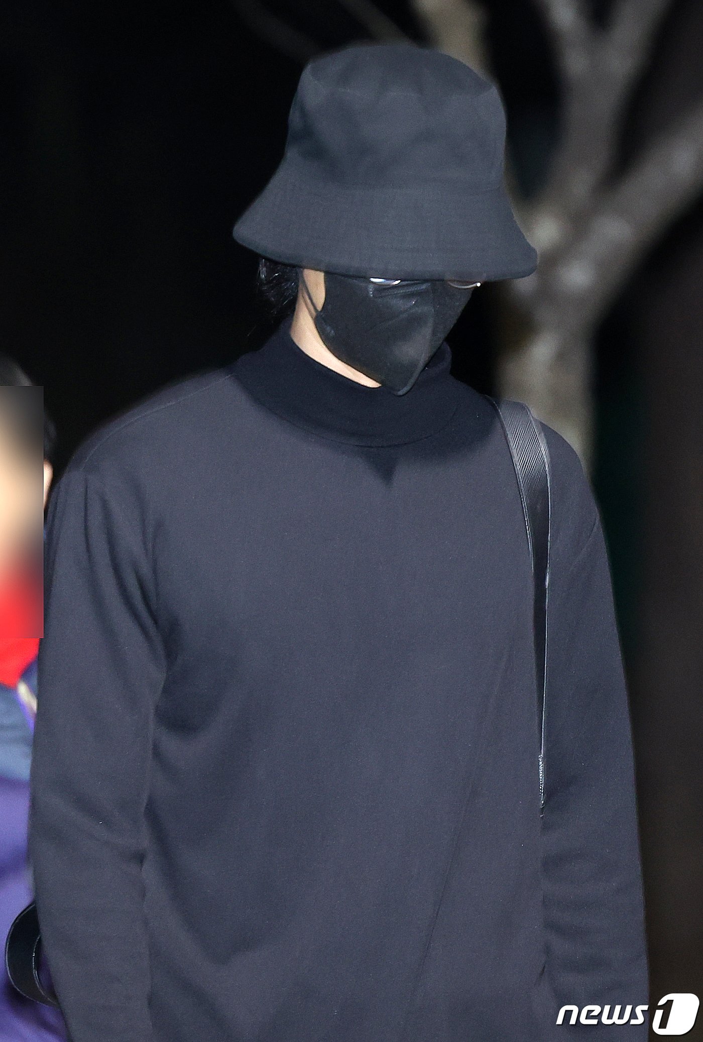 본문 이미지 - 집단 성폭행 혐의로 실형에 처해졌던 가수 정준영(35)이 19일 오전 전남 목포교도소에서 형기를 마치고 출소하고 있다. 2024.3.19/뉴스1 ⓒ News1 김태성 기자