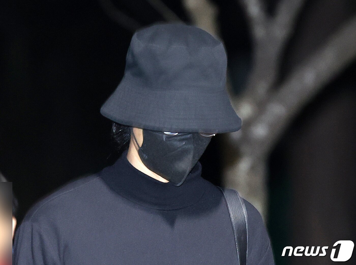 본문 이미지 - ``집단 성폭행 혐의로 실형에 처해졌던 가수 정준영&#40;35&#41;이 19일 오전 전남 목포교도소에서 형기를 마치고 출소하고 있다. 2024.3.19/뉴스1 ⓒ News1 김태성 기자