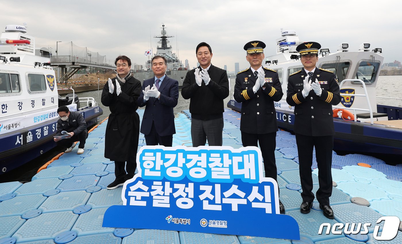 오세훈 서울시장이 19일 오전 서울 마포구 한강경찰대 망원본대 계류장에서 열린 한강경찰대 순찰정 진수식에서 조지호 서울경찰청장, 김현기 서울시의회 의장 등 참석자들과 기념촬영을 하고 있다. 2024.3.19/뉴스1 ⓒ News1 김민지 기자