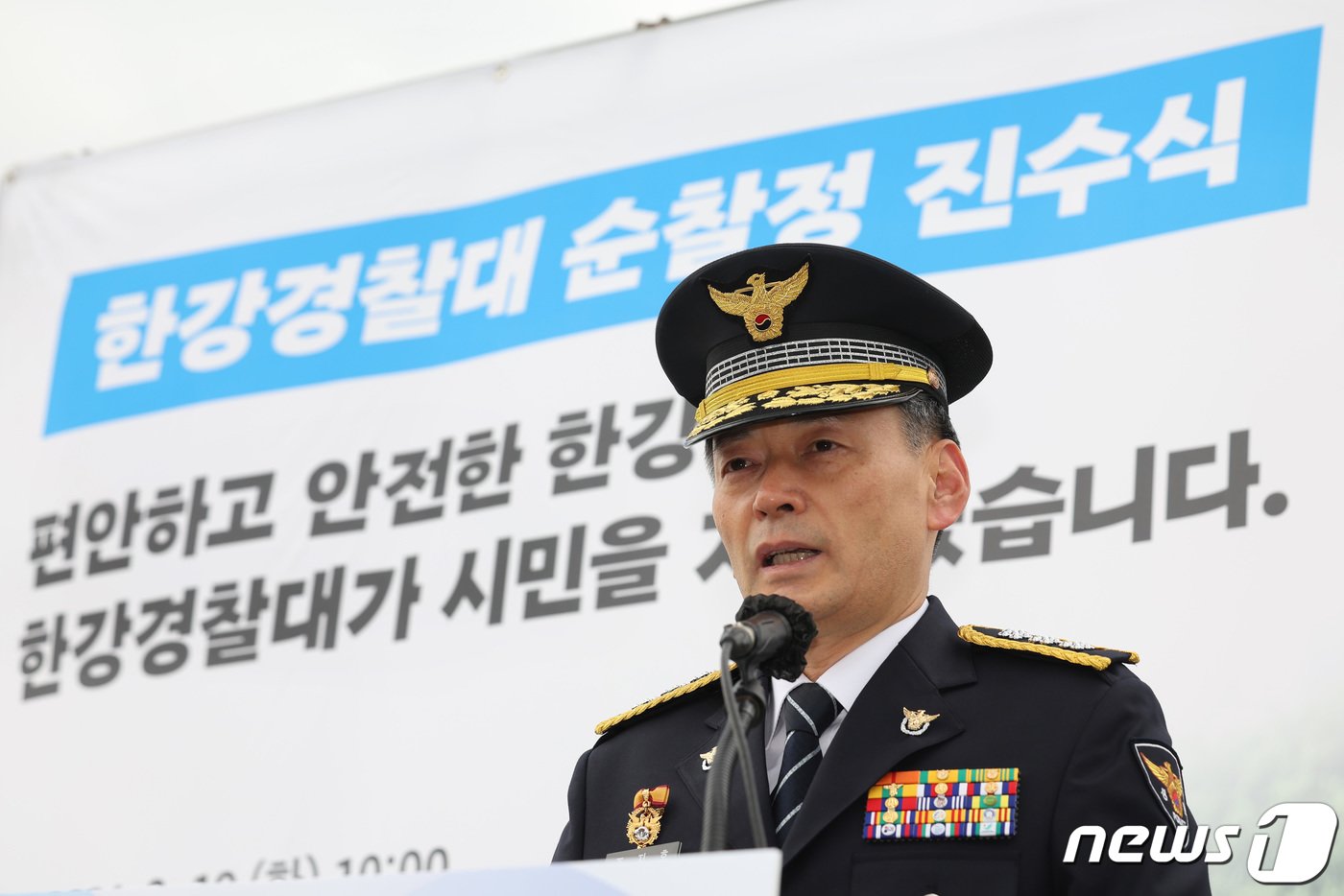 본문 이미지 - 조지호 서울경찰청장이 19일 오전 서울 마포구 한강경찰대 망원본대 계류장에서 열린 한강경찰대 순찰정 진수식에서 기념사를 하고 있다. 2024.3.19/뉴스1 ⓒ News1 김민지 기자