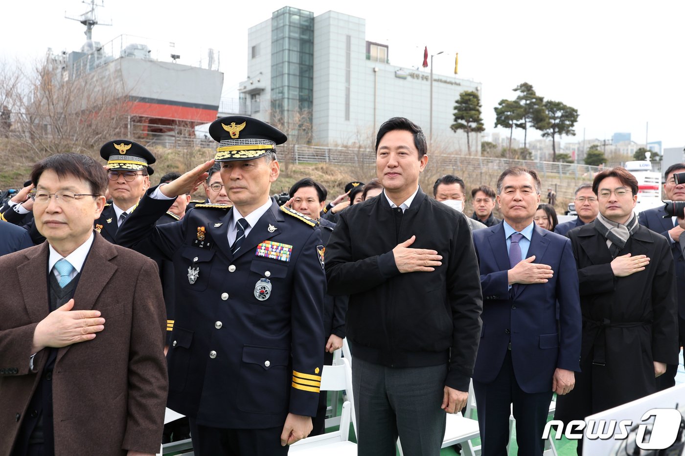 오세훈 서울시장이 19일 오전 서울 마포구 한강경찰대 망원본대 계류장에서 열린 한강경찰대 순찰정 진수식에서 조지호 서울경찰청장, 김현기 서울시의회 의장 등 참석자들과 국민의례를 하고 있다. 2024.3.19/뉴스1 ⓒ News1 김민지 기자