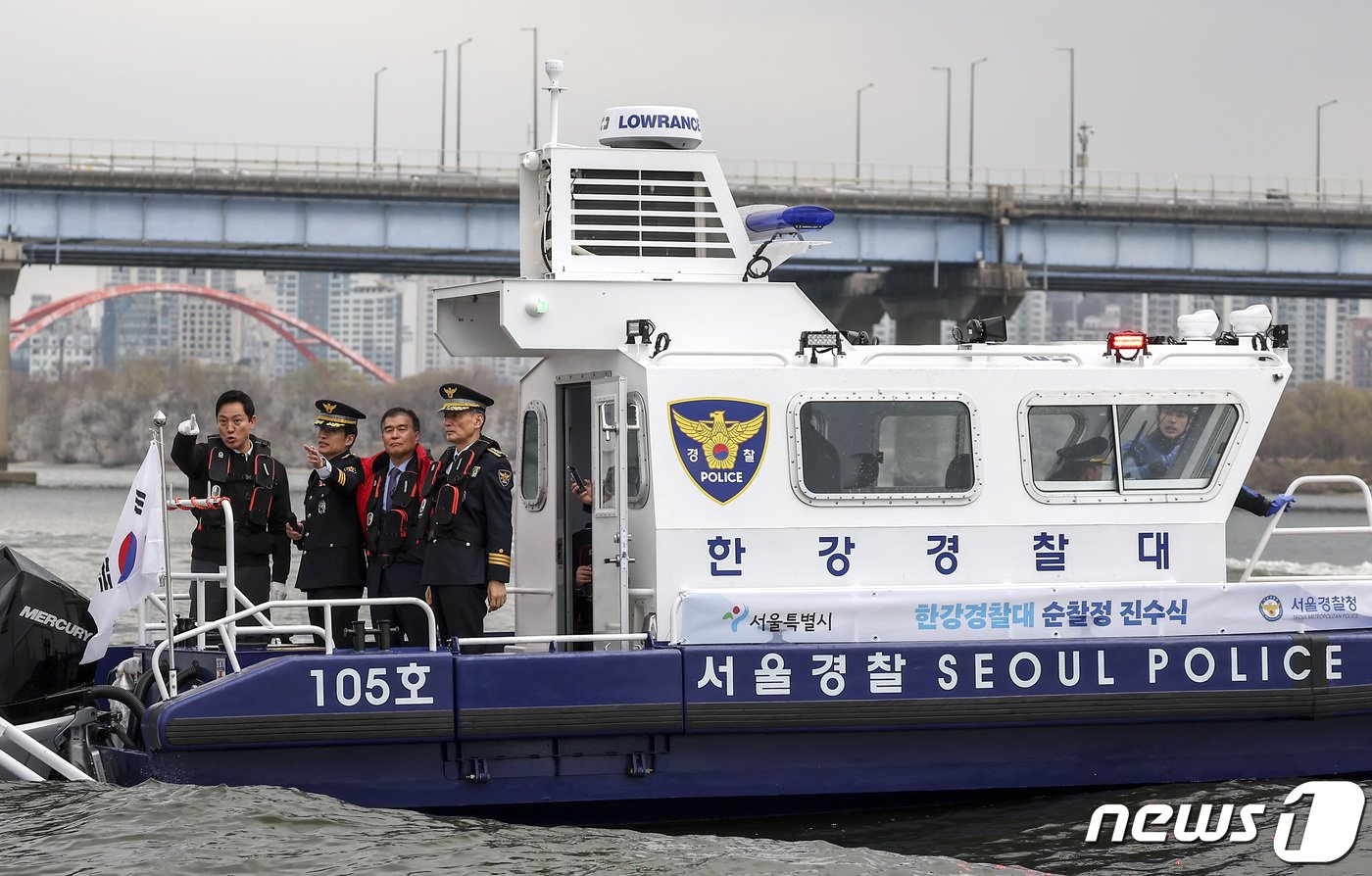 오세훈 서울시장과 조지호 서울경찰청장을 비롯한 참석자들이 19일 오전 서울 마포구 망원본대 계류장에서 열린 한강경찰대 순찰정 진수식에서 한강경찰대 순찰정 탑승한 뒤 한강을 살펴보고 있다. &#40;공동취재&#41; 2024.03.19/뉴스1 ⓒ News1 김민지 기자