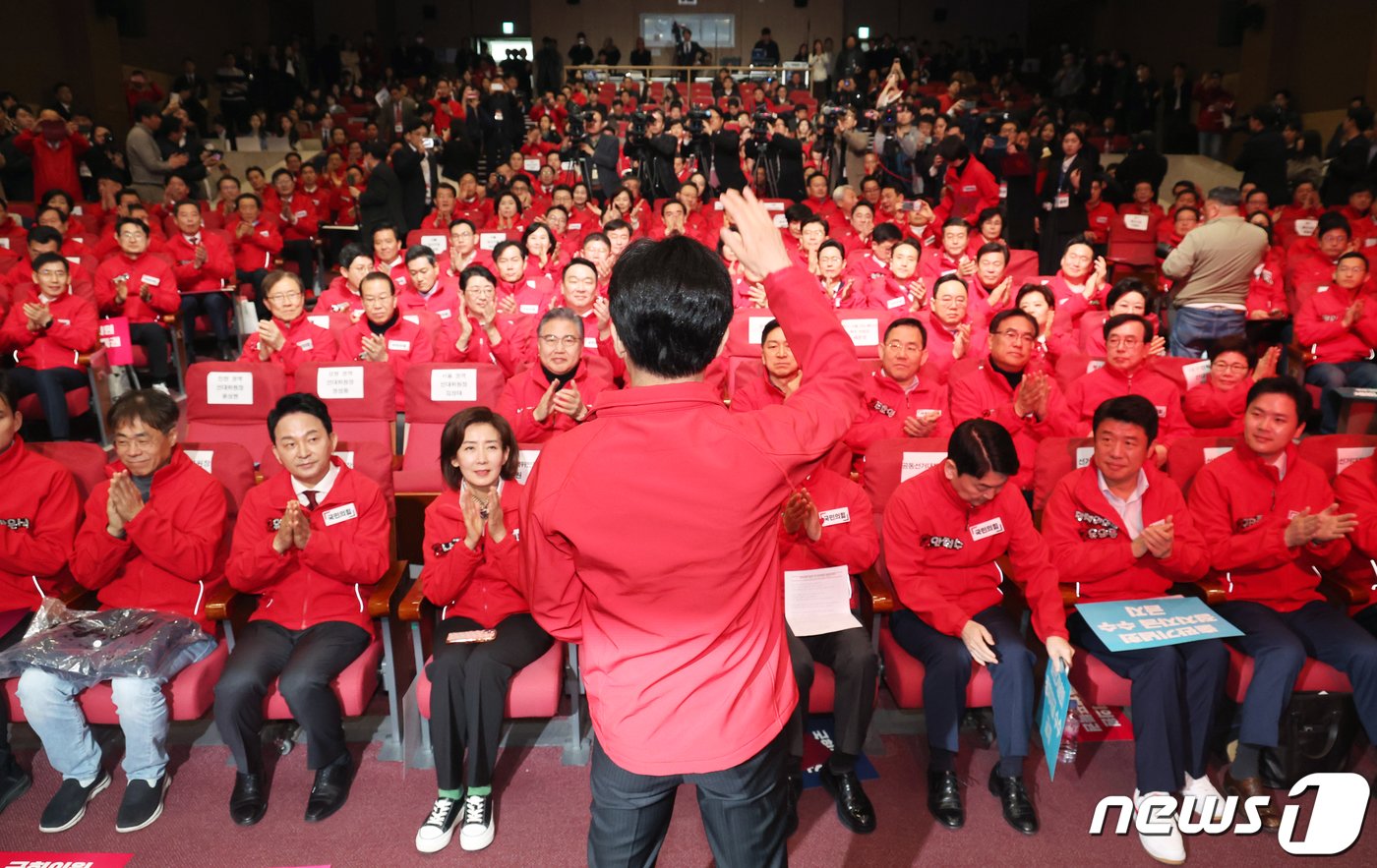 한동훈 국민의힘 총괄선대위원장이 19일 서울 여의도 국회에서 열린 제22대 총선 중앙선대위 발대식 및 공천자대회에서 참석자들을 향해 인사를 하고 있다. 2024.3.19/뉴스1 ⓒ News1 송원영 기자