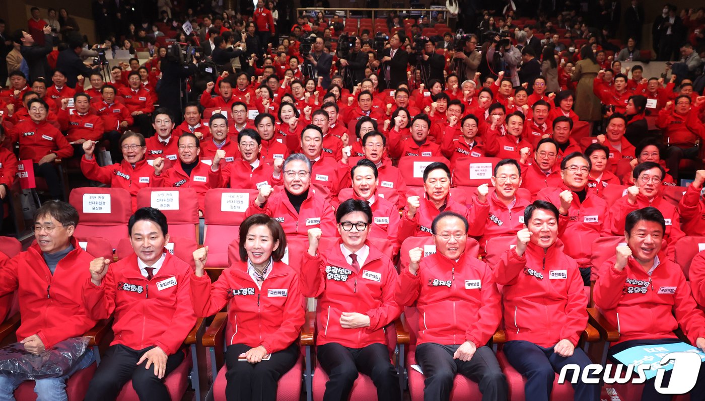 한동훈 국민의힘 총괄선대위원장과 윤재옥, 나경원 공동선대위원장 등이 19일 서울 여의도 국회에서 열린 제22대 총선 중앙선대위 발대식 및 공천자대회에서 파이팅을 외치고 있다. 2024.3.19/뉴스1 ⓒ News1 송원영 기자