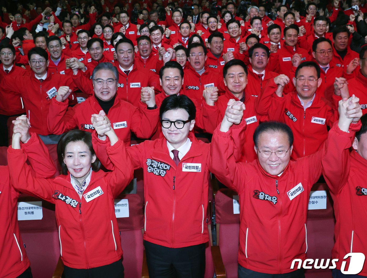 한동훈 국민의힘 총괄선대위원장과 윤재옥, 나경원 공동선대위원장 등이 19일 서울 여의도 국회에서 열린 제22대 총선 중앙선대위 발대식 및 공천자대회에서 손을 맞잡고 있다. 2024.3.19/뉴스1 ⓒ News1 송원영 기자