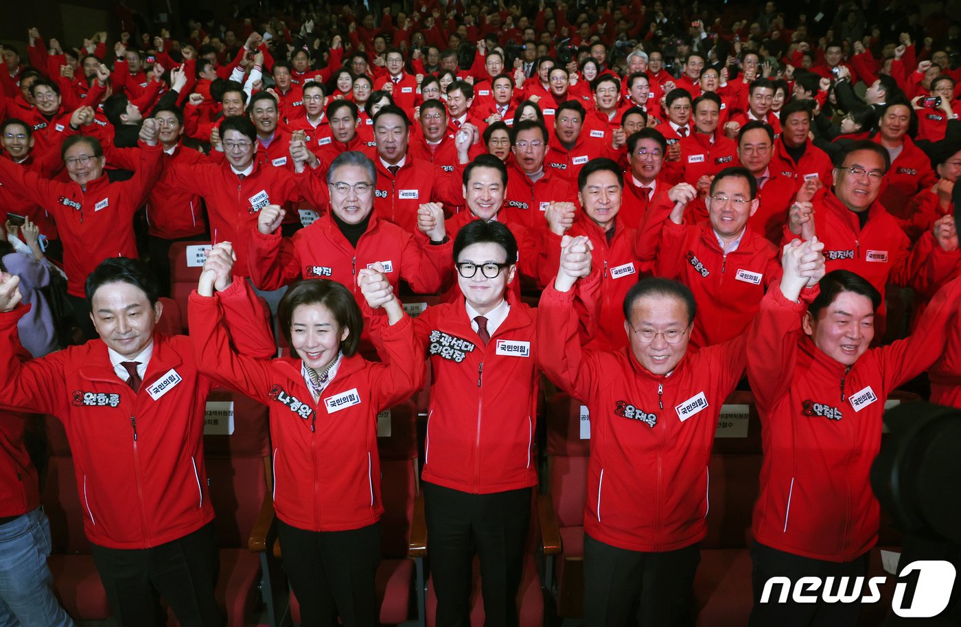 한동훈 국민의힘 총괄선대위원장과 윤재옥, 나경원 공동선대위원장 등이 19일 서울 여의도 국회에서 열린 제22대 총선 중앙선대위 발대식 및 공천자대회에서 손을 맞잡고 있다. 2024.3.19/뉴스1 ⓒ News1 송원영 기자