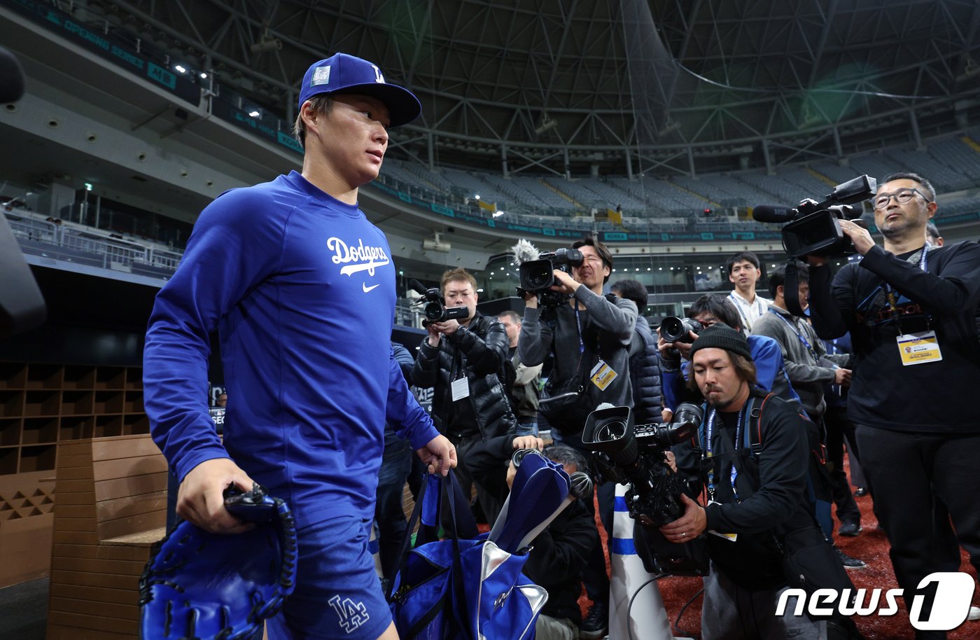 LA 다저스 야마모토 요시노부가 미국프로야구&#40;MLB&#41; 공식 개막시리즈를 하루 앞둔 19일 오전 서울 고척스카이돔에서 훈련을 위해 그라운드로 나서고 있다. 2024.3.19/뉴스1 ⓒ News1 박정호 기자