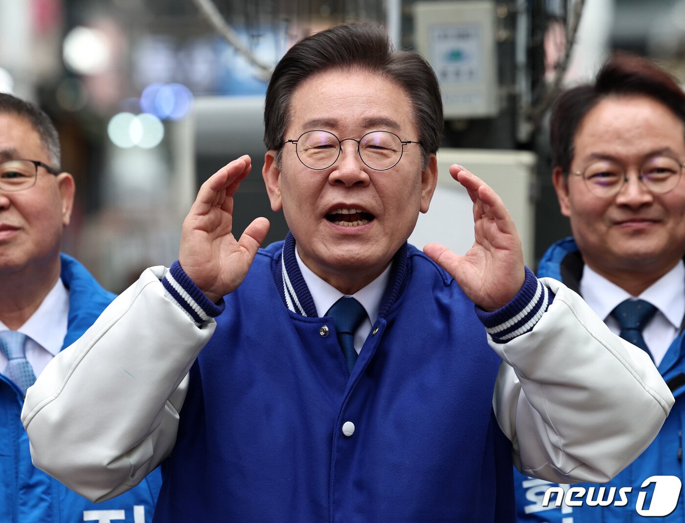 본문 이미지 - 이재명 더불어민주당 대표가 19일 오전 강원도 춘천명동거리에서 지지자들에게 인사하고 있다. 2024.3.19/뉴스1 ⓒ News1 구윤성 기자