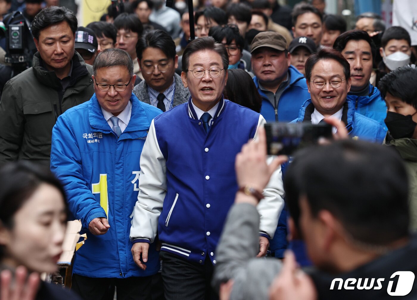 본문 이미지 - 이재명 더불어민주당 대표가 19일 오전 강원도 춘천명동거리를 찾아 전성, 허영 후보와 함께 이동하고 있다. 2024.3.19/뉴스1 ⓒ News1 구윤성 기자