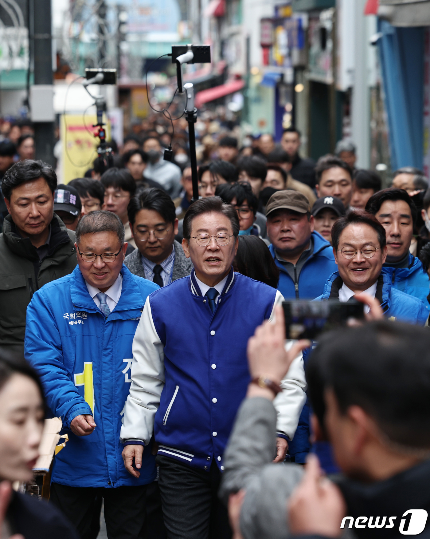(춘천=뉴스1) 구윤성 기자 = 이재명 더불어민주당 대표가 19일 오전 강원도 춘천명동거리를 찾아 전성, 허영 후보와 함께 이동하고 있다. 2024.3.19/뉴스1