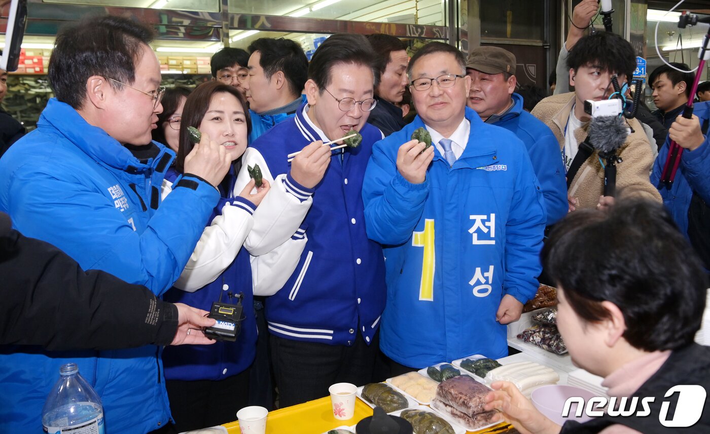 본문 이미지 - 이재명 더불어민주당 대표가 19일 오전 강원 춘천시 중앙시장에서 떡을 먹고 있다. (공동취재) 2024.3.19/뉴스1 ⓒ News1 구윤성 기자
