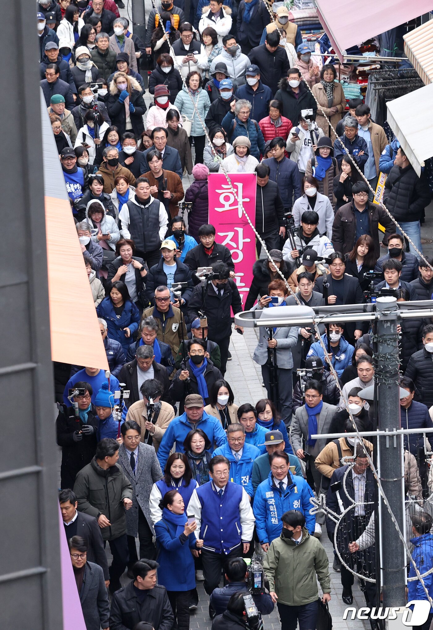 본문 이미지 - 이재명 더불어민주당 대표가 19일 오전 강원 춘천시 중앙시장을 방문하고 있다. (공동취재) 2024.3.19/뉴스1 ⓒ News1 구윤성 기자