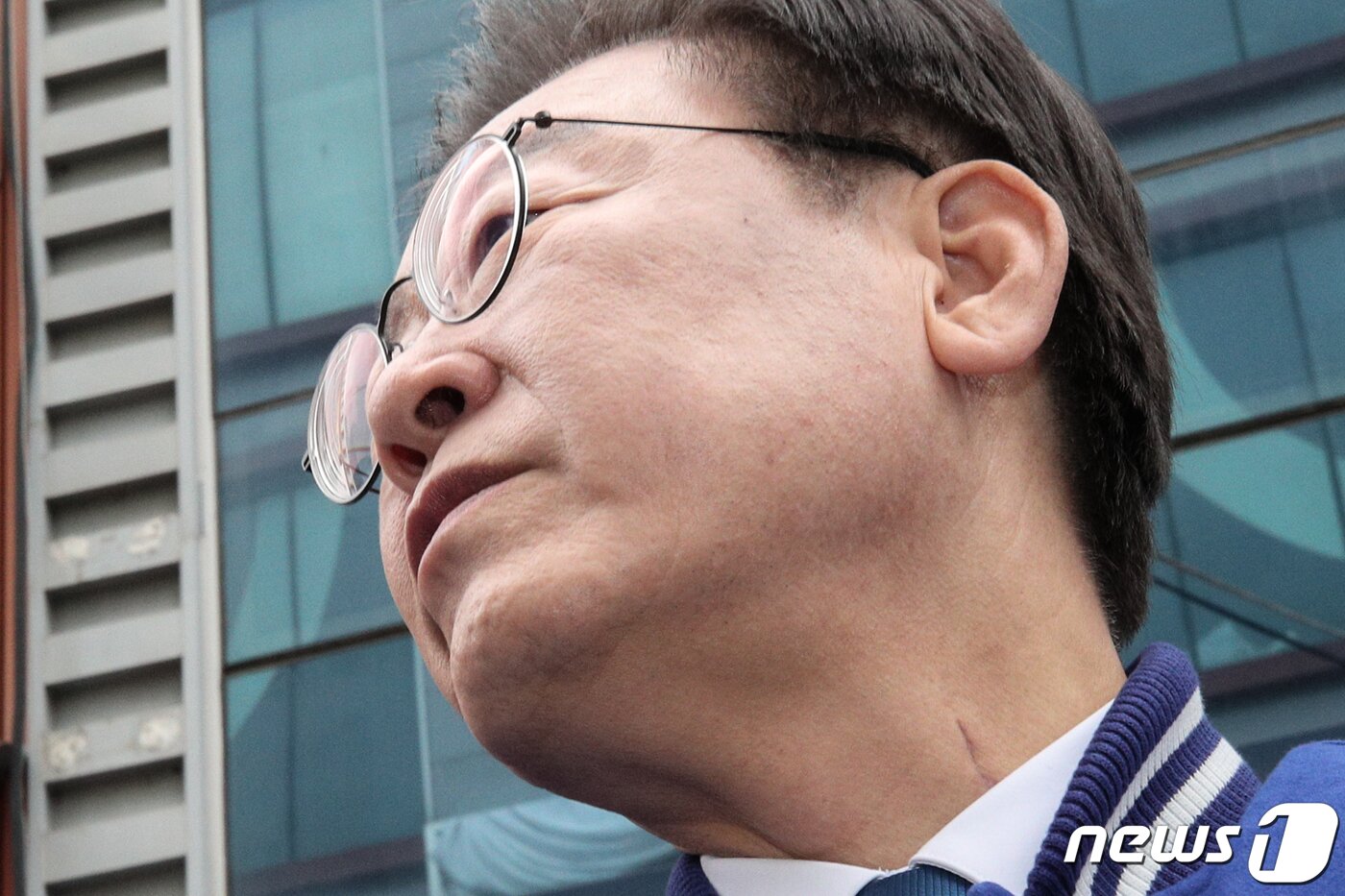 본문 이미지 - 이재명 더불어민주당 대표가 19일 강원도 춘천시 중앙시장에서 발언 중 생각에 잠겨 있다. 이 대표의 목에 흉기 피습으로 생긴 흉터가 보이고 있다. (공동취재) 2024.3.19/뉴스1 ⓒ News1 구윤성 기자