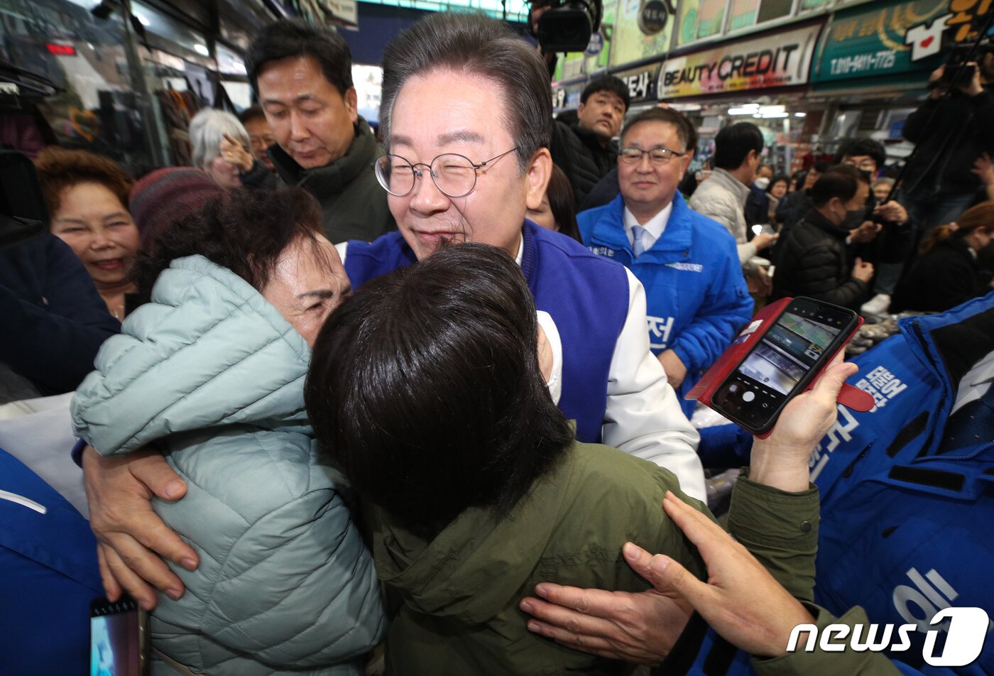 본문 이미지 - 이재명 더불어민주당 대표가 19일 강원도 춘천시 중앙시장에서 시민들과 포옹하며 인사를 나누고 있다. (공동취재) 2024.3.19/뉴스1 ⓒ News1 구윤성 기자