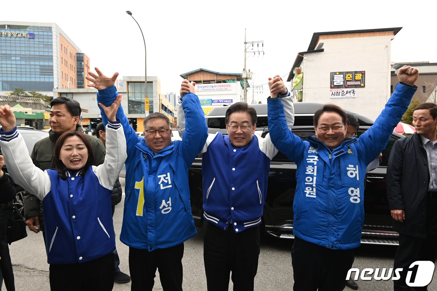 본문 이미지 - 이재명 더불어민주당 대표가 19일 오전 강원 춘천시 중앙시장을 방문, 허영·전성 예비후보의 손을 잡고 인사하고 있다. (공동취재) 2024.3.19/뉴스1 ⓒ News1 구윤성 기자