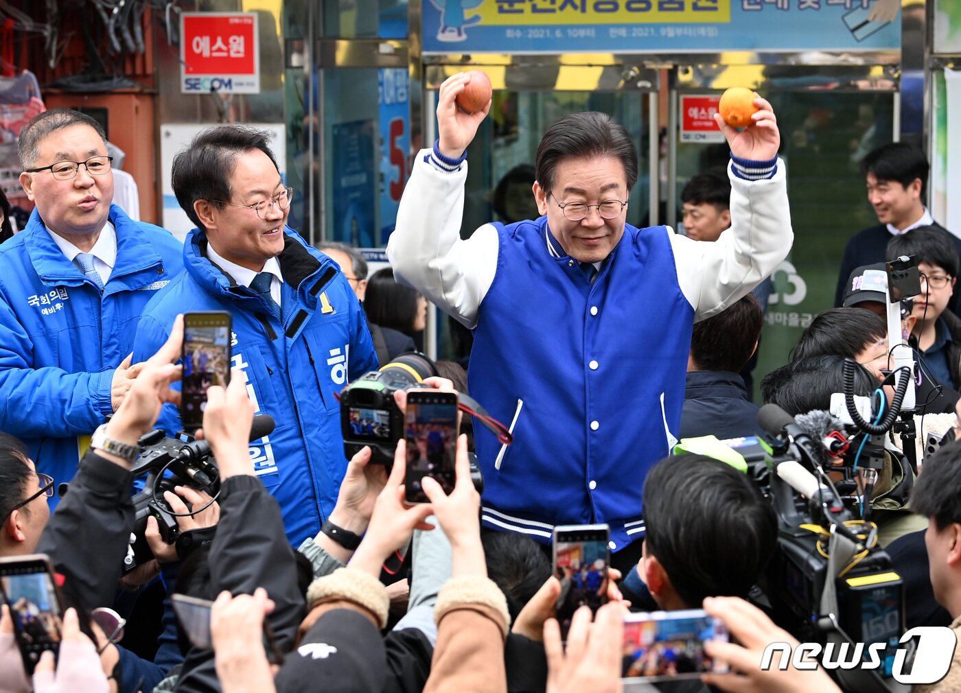 본문 이미지 - 이재명 더불어민주당 대표가 19일 오전 강원 춘천시 명동거리를 방문해 시민들로부터 받은 한라봉과 사과를 들고 인사를 나누고 있다. (공동취재) 2024.3.19/뉴스1 ⓒ News1 구윤성 기자