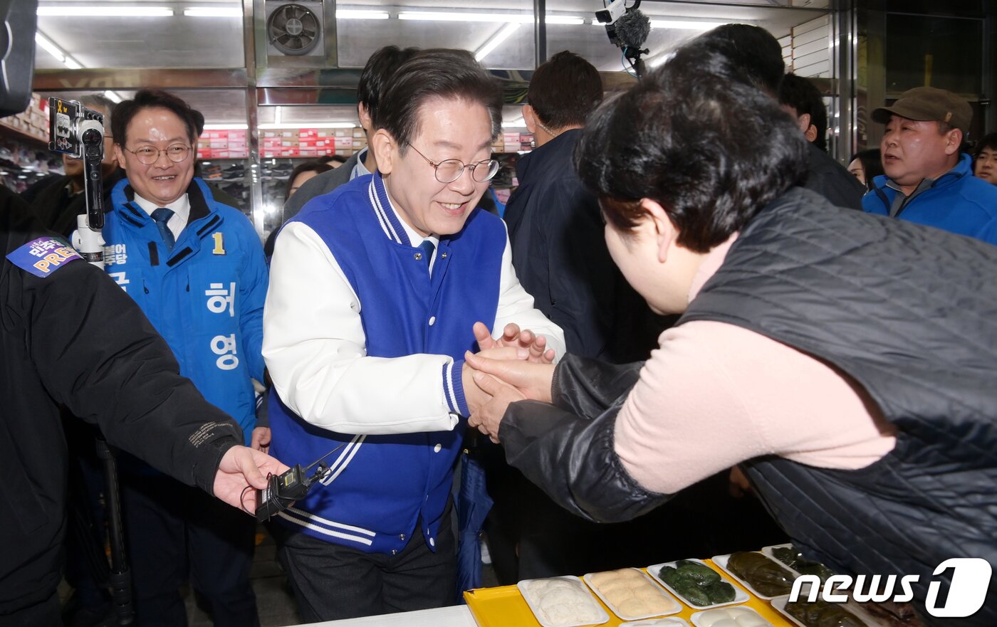 본문 이미지 - 이재명 더불어민주당 대표가 19일 오전 강원 춘천시 중앙시장을 방문, 상인들과 손을 잡고 인사하고 있다. (공동취재) 2024.3.19/뉴스1 ⓒ News1 구윤성 기자