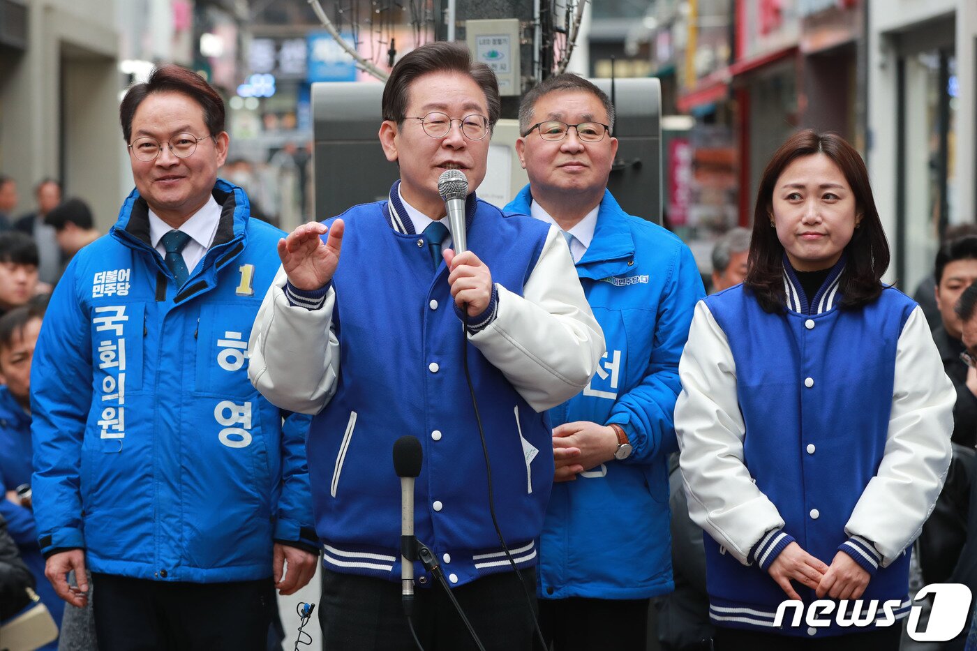 본문 이미지 - 이재명 더불어민주당 대표가 19일 오전 강원도 춘천명동거리에서 강원 현장 기자회견을 열고 있다. (공동취재) 2024.3.19/뉴스1 ⓒ News1 구윤성 기자