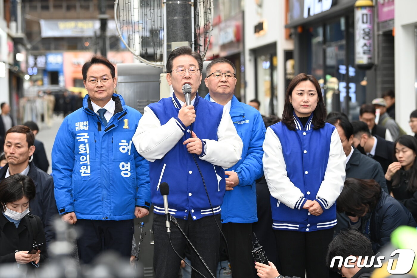 본문 이미지 - 이재명 더불어민주당 대표가 19일 오전 강원도 춘천명동거리에서 강원 현장 기자회견을 하고 있다. 이날 이 대표는 현재 판세에 대해 "반드시 달성해야 할 목표는 1당이지만 상황이 녹록지 않다＂며 ＂좀 더 욕심을 낸다면 민주당 자체로 151석 하는 것이 최대 목표＂라고 말했다. (공동취재) 2024.3.19/뉴스1 ⓒ News1 구윤성 기자