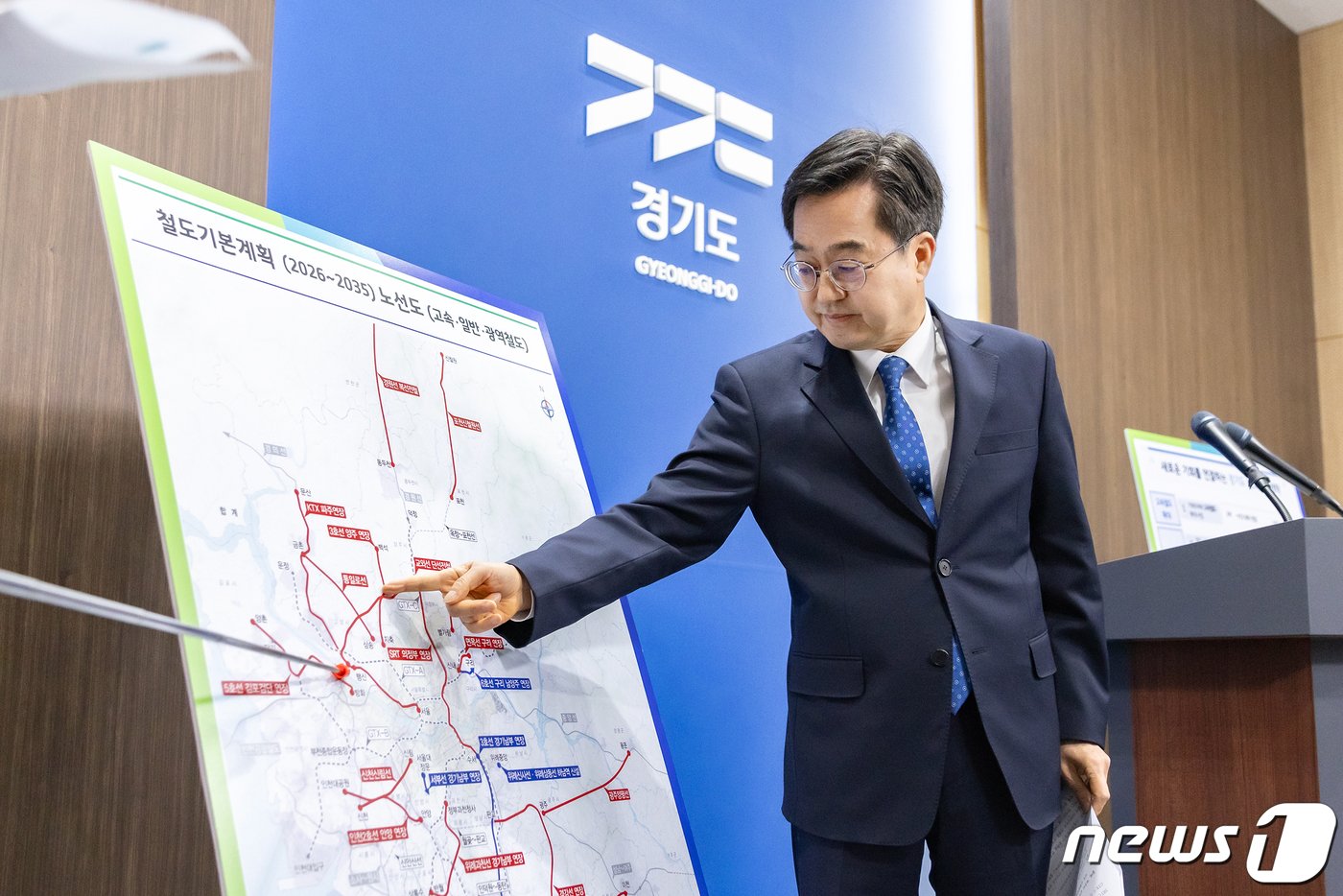 본문 이미지 - 19일 오전 경기도청 브리핑룸에서 김동연 경기도지사가 경기도 철도기본계획을 발표하고 있다.&#40;경기도 제공&#41;