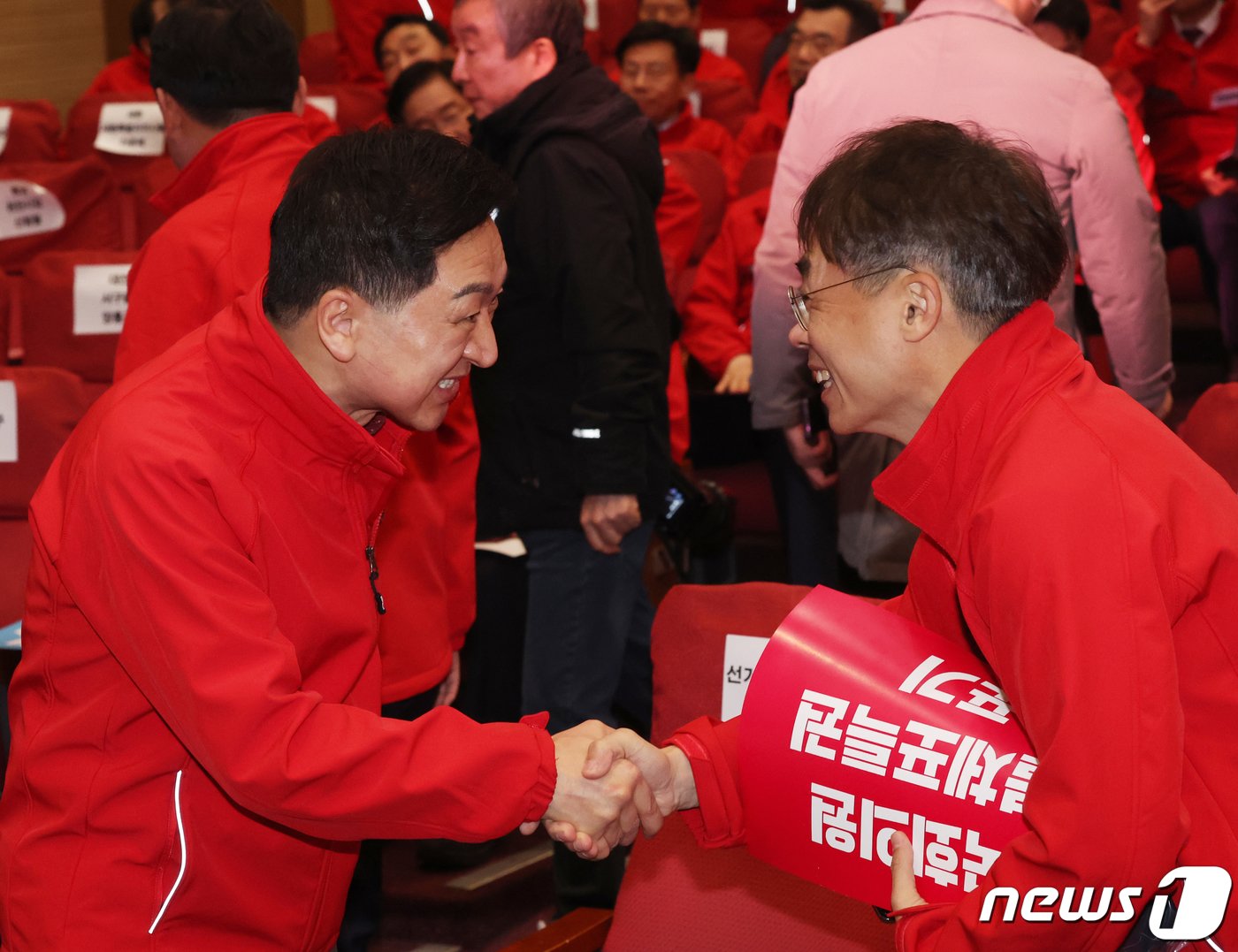 국민의힘 김기현 후보와 김경률 비대위원이 19일 서울 여의도 국회에서 열린 제22대 총선 중앙선대위 발대식 및 공천자대회에서 인사를 나누고 있다. 2024.3.19/뉴스1 ⓒ News1 송원영 기자