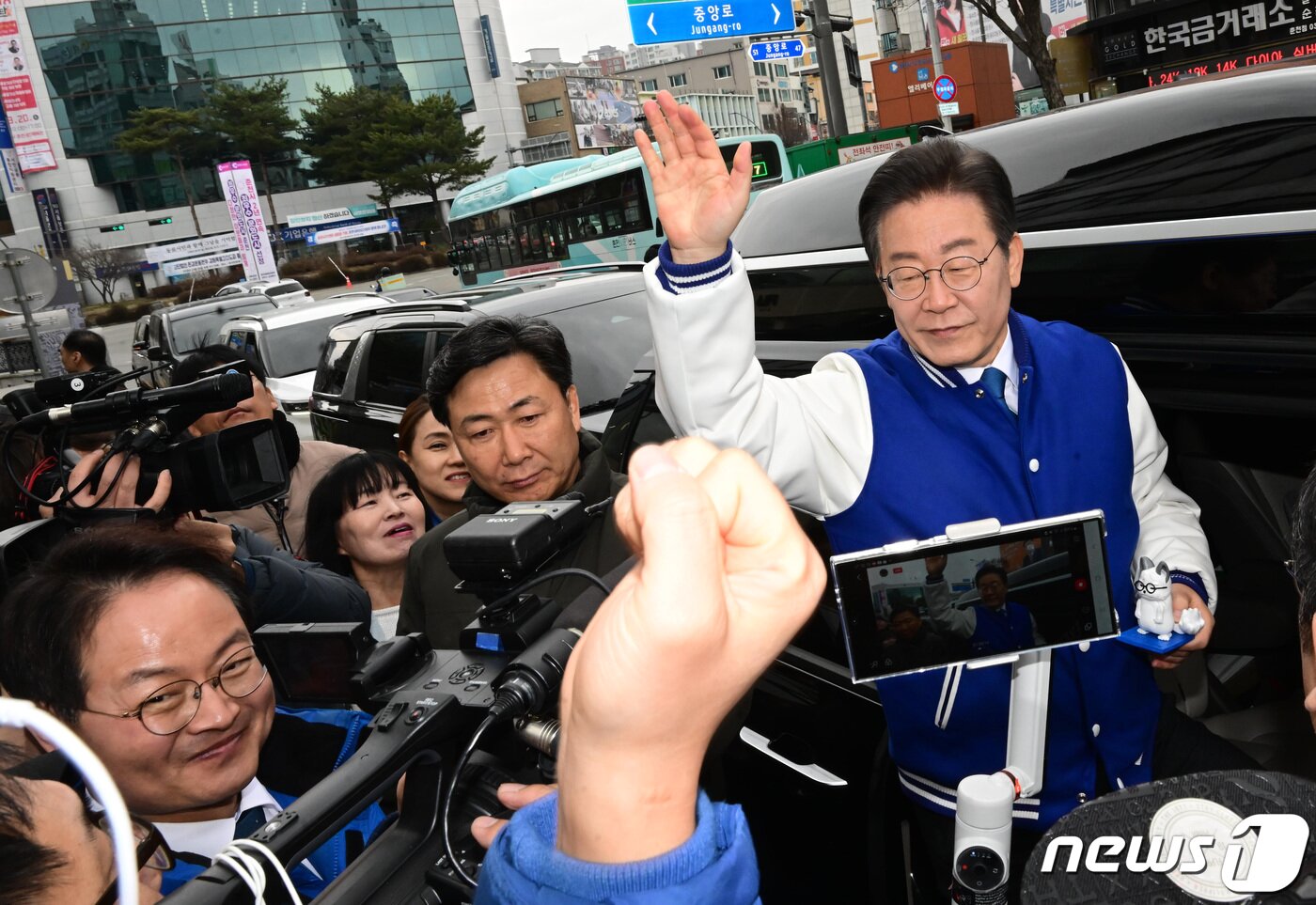 본문 이미지 - 이재명 더불어민주당 대표가 19일 강원도 춘천 명동거리에서 시민들과 인사를 나누고 있다. (공동취재) 2024.3.19/뉴스1 ⓒ News1 구윤성 기자