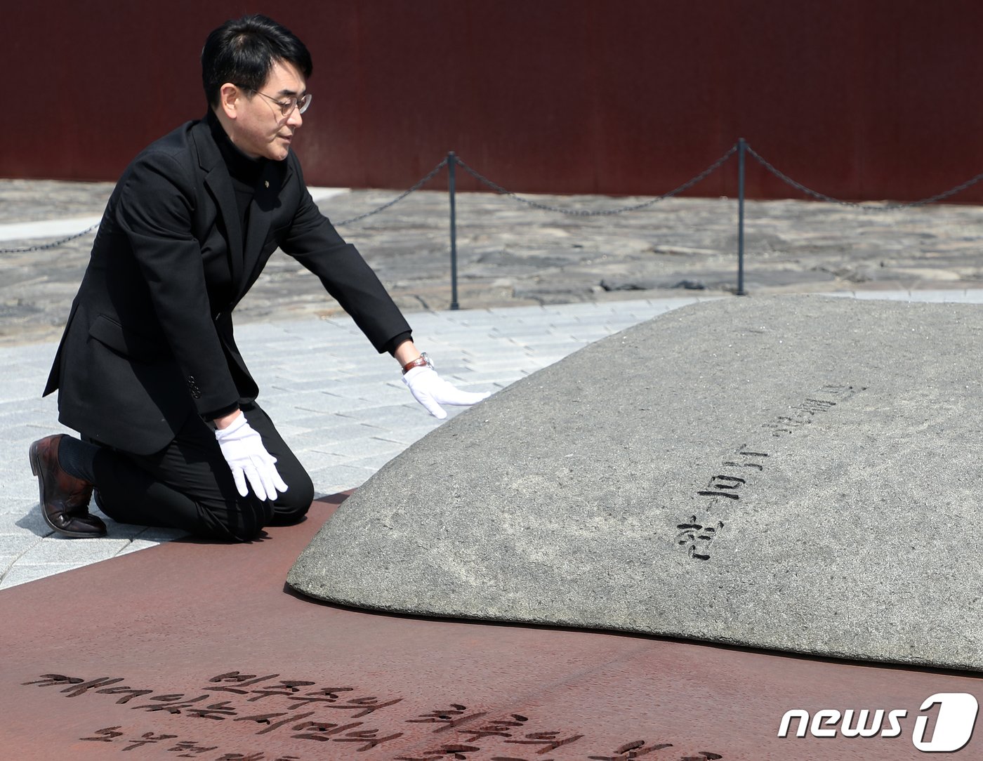 본문 이미지 - 박용진 더불어민주당 의원이 19일 오후 경남 김해 시 진영읍 봉하마을을 찾아 고 노무현 전 대통령 묘역을 참배하고 있다. 박 의원은 정봉주 전 의원의 공천이 취소된 서울 강북을 지역구 후보 자리를 놓고 조수진 노무현재단 이사와 경선 중이다. 2024.3.19/뉴스1 ⓒ News1 윤일지 기자