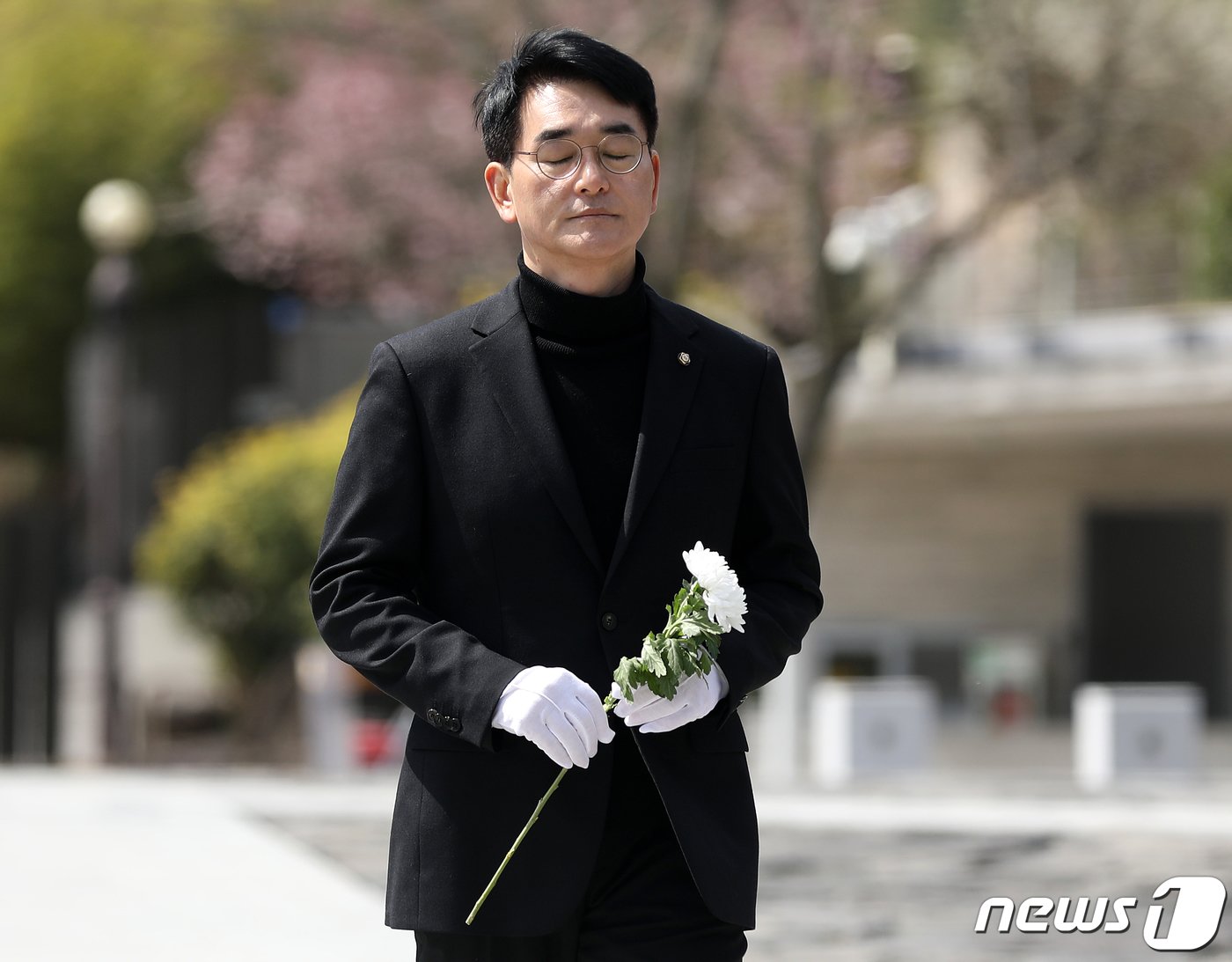 본문 이미지 - 박용진 더불어민주당 의원이 19일 오후 경남 김해 시 진영읍 봉하마을을 찾아 고 노무현 전 대통령 묘역을 참배하고 있다. 박 의원은 정봉주 전 의원의 공천이 취소된 서울 강북을 지역구 후보 자리를 놓고 조수진 노무현재단 이사와 경선 중이다. 2024.3.19/뉴스1 ⓒ News1 윤일지 기자
