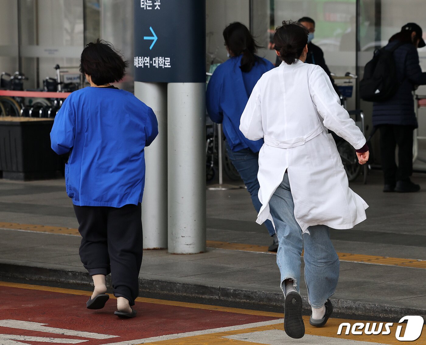 본문 이미지 - 서울의 한 대학병원에서 의료진이 의료현장으로 향하고 있다. 2024.3.19/뉴스1 ⓒ News1 김진환 기자