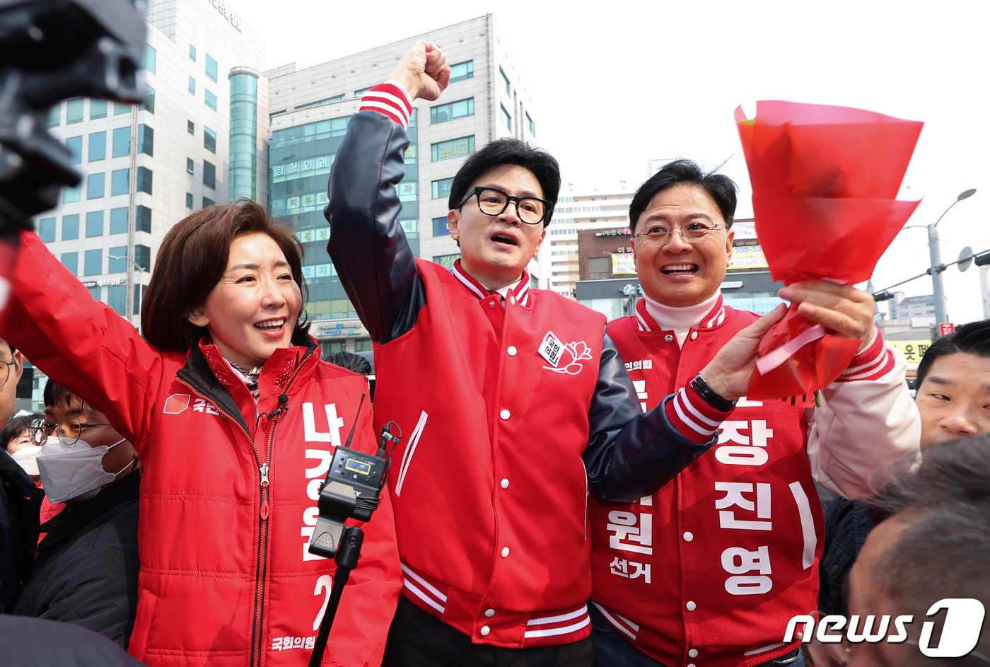 본문 이미지 - 한동훈 국민의힘 비상대책위원장 겸 총괄선거대책위원장이 19일 오후 서울 동작구 남성사계시장에서 나경원, 장진영 동작구 출마 후보들과 지지를 호소하고 있다. 2024.3.19/뉴스1 ⓒ News1 김민지 기자