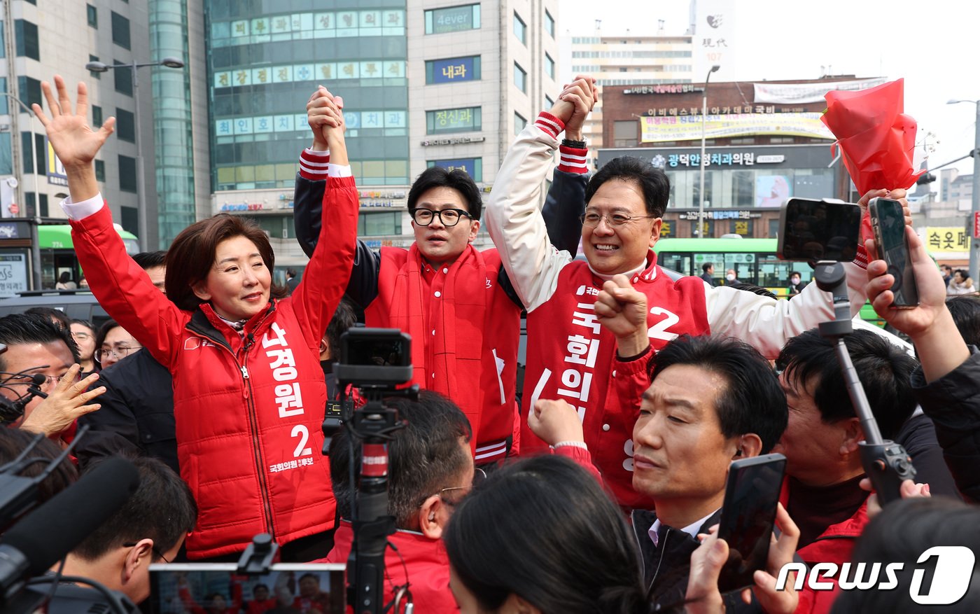 본문 이미지 - 한동훈 국민의힘 비상대책위원장 겸 총괄선거대책위원장이 19일 오후 서울 동작구 남성사계시장에서 나경원, 장진영 동작구 출마 후보들과 지지를 호소하고 있다. 2024.3.19/뉴스1 ⓒ News1 김민지 기자