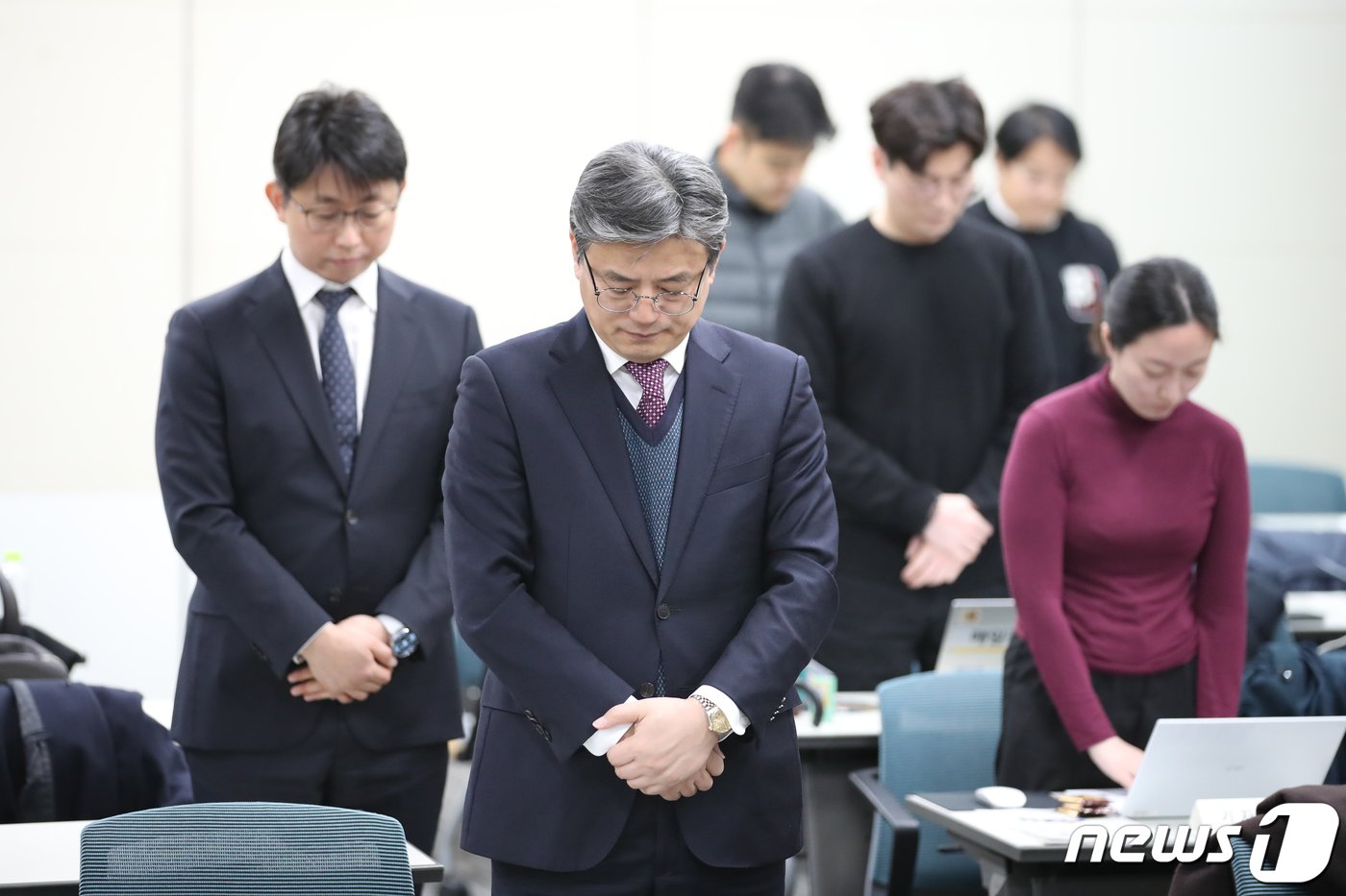 19일 오후 서울 서초구 대한변호사협회에서 열린 고 이선균 배우 사망 관련 사법인권침해 조사발표회에서 참석자들이 고인을 추모하는 묵념을 하고 있다. 대한변호사협회는 사법인권침해조사단을 구성해 지난 석 달간 진상 조사를 한 결과, 고인을 죄인으로 낙인 찍은 언론의 보도행태와 특히 무분별하게 피의사실을 공표한 경찰의 잘못이 크다고 판단했다. 2024.3.19/뉴스1 ⓒ News1 이승배 기자