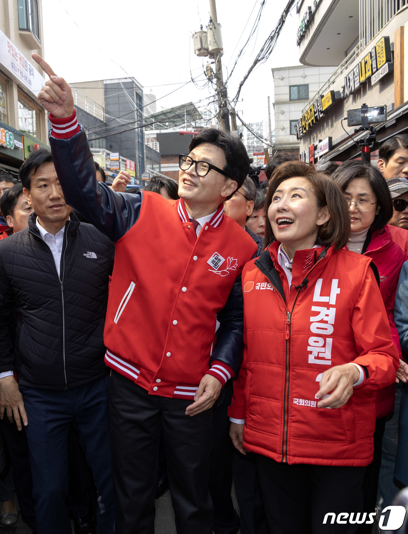 (서울=뉴스1) 김민지 기자 = 한동훈 국민의힘 총괄선대위원장이 19일 오후 서울 동작구 남성사계시장을 방문해 동작을 지역구에 출마한 나경원 공동선대위원장과 시민들을 만나고 있다. …