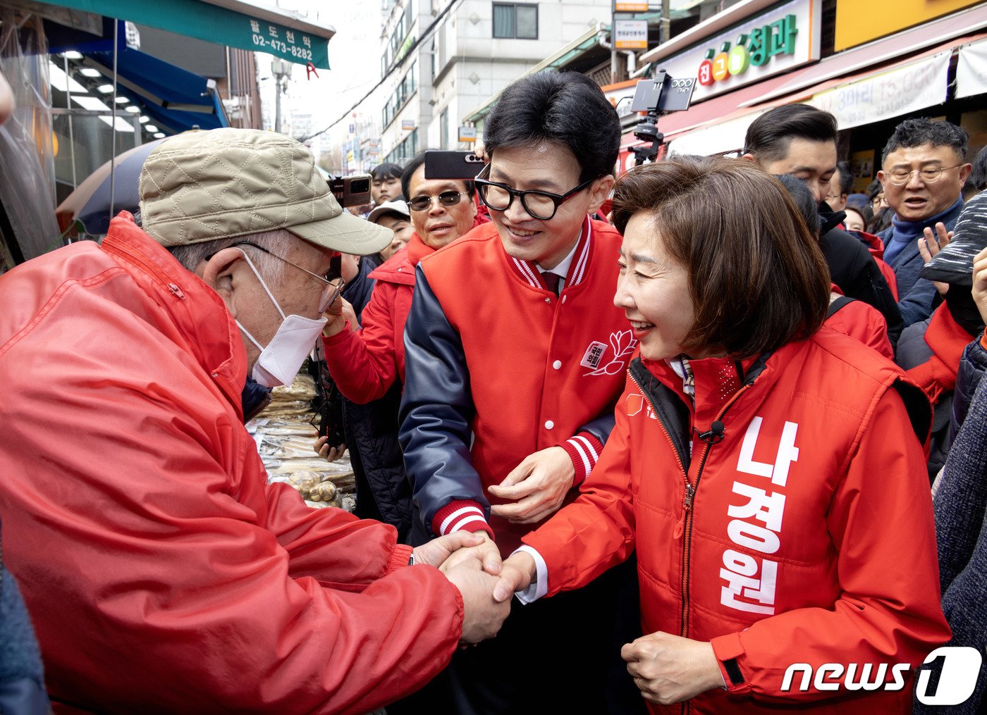 한동훈 국민의힘 총괄선대위원장이 19일 오후 서울 동작구 남성사계시장을 방문해 동작을 지역구에 출마한 나경원 공동선대위원장과 함께 시민들을 만나고 있다. &#40;공동취재&#41; 2024.3.19/뉴스1 ⓒ News1 김민지 기자