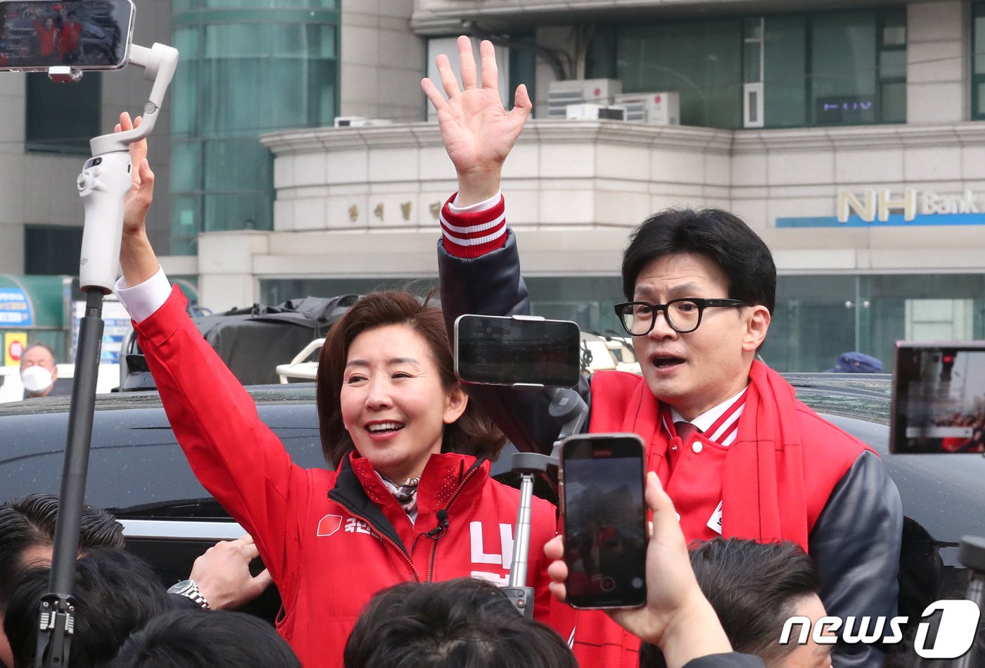 한동훈 국민의힘 총괄선대위원장이 19일 오후 서울 동작구 남성사계시장에서 동작을 나경원 후보와 함께 시민들과 인사하고 있다. &#40;공동취재&#41; 2024.3.19/뉴스1 ⓒ News1 김민지 기자