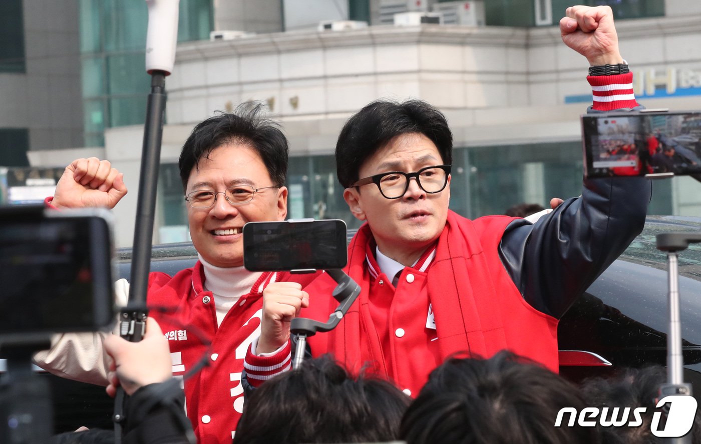 한동훈 국민의힘 총괄선대위원장이 19일 오후 서울 동작구 남성사계시장에서 동작구 갑 장진영 후보와 함께 시민들과 인사하고 있다. &#40;공동취재&#41; 2024.3.19/뉴스1 ⓒ News1 김민지 기자