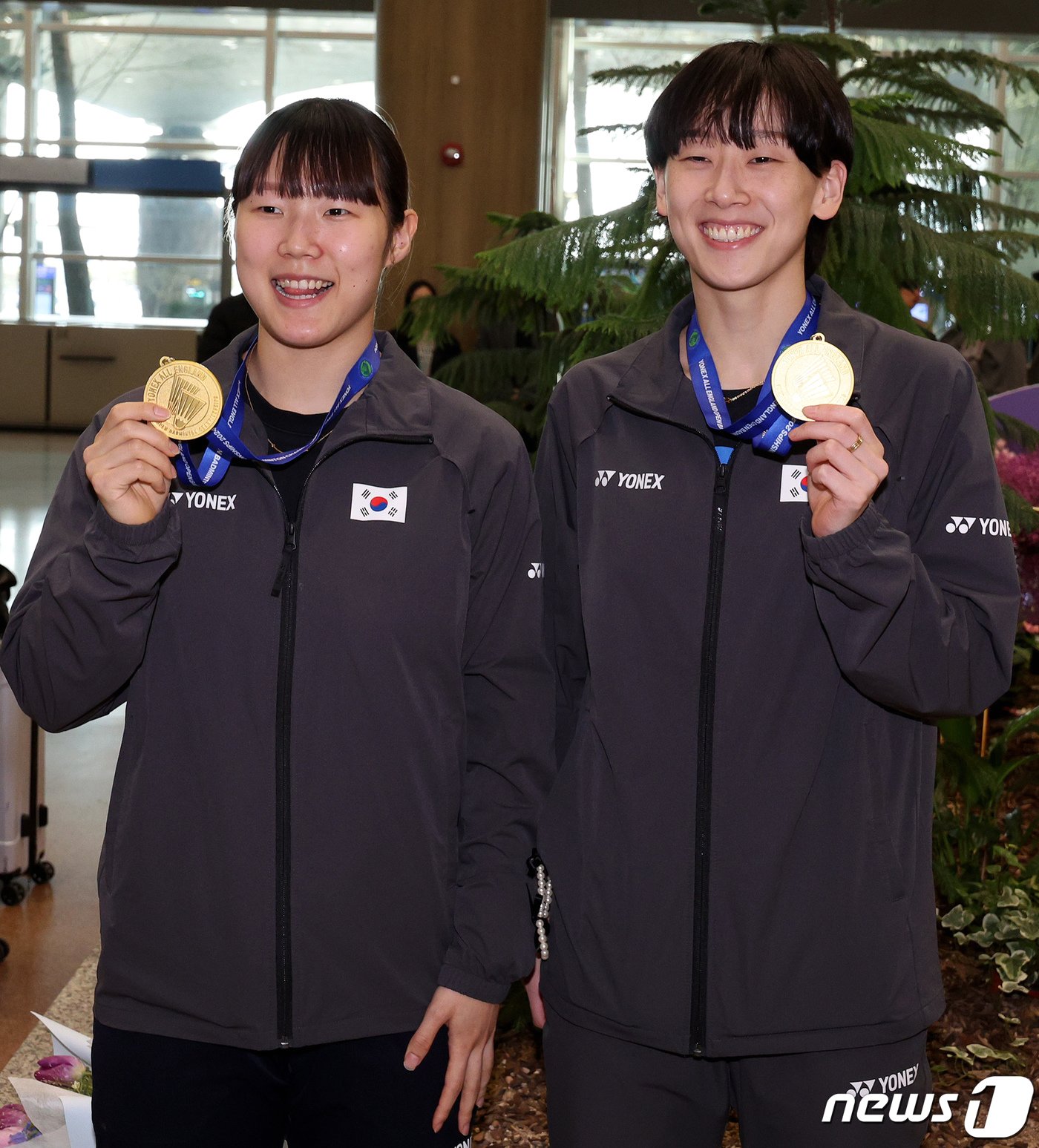 여자 배드민턴 대표팀 백하나&#40;왼쪽&#41;와 이소희가 19일 오후 인천국제공항 제1터미널을 통해 귀국한 뒤 전영오픈 여자 복식 금메달을 들어보이고 있다. 2024.3.19/뉴스1 ⓒ News1 장수영 기자